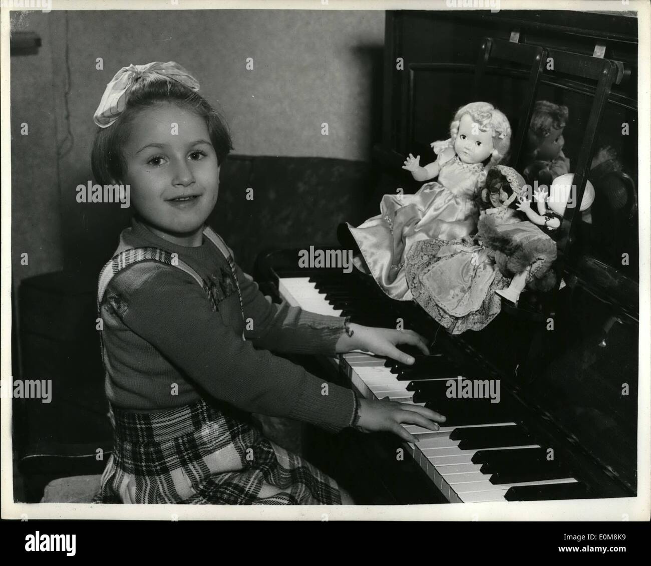 15. Dezember 1953 - 15.12.53 Kind Schützling in Paris zu spielen. Fünf Jahre Danielle Salaman, Tottenham, ein Kind Schützling Pianist, Melodien mit einem Finger, spielte bevor sie 18 Monate alt war, wurde gewählt, um eine Reihe von Benefiz-Konzerten in Paris spielen am 27. Dezember angefangen. Keystone-Foto zeigt: 5-jährige Danielle Salaman, am Klavier zu ihr nach Hause gestern Abend gesehen. Danielle hat bis heute über 50 Musikstücke komponiert. Stockfoto