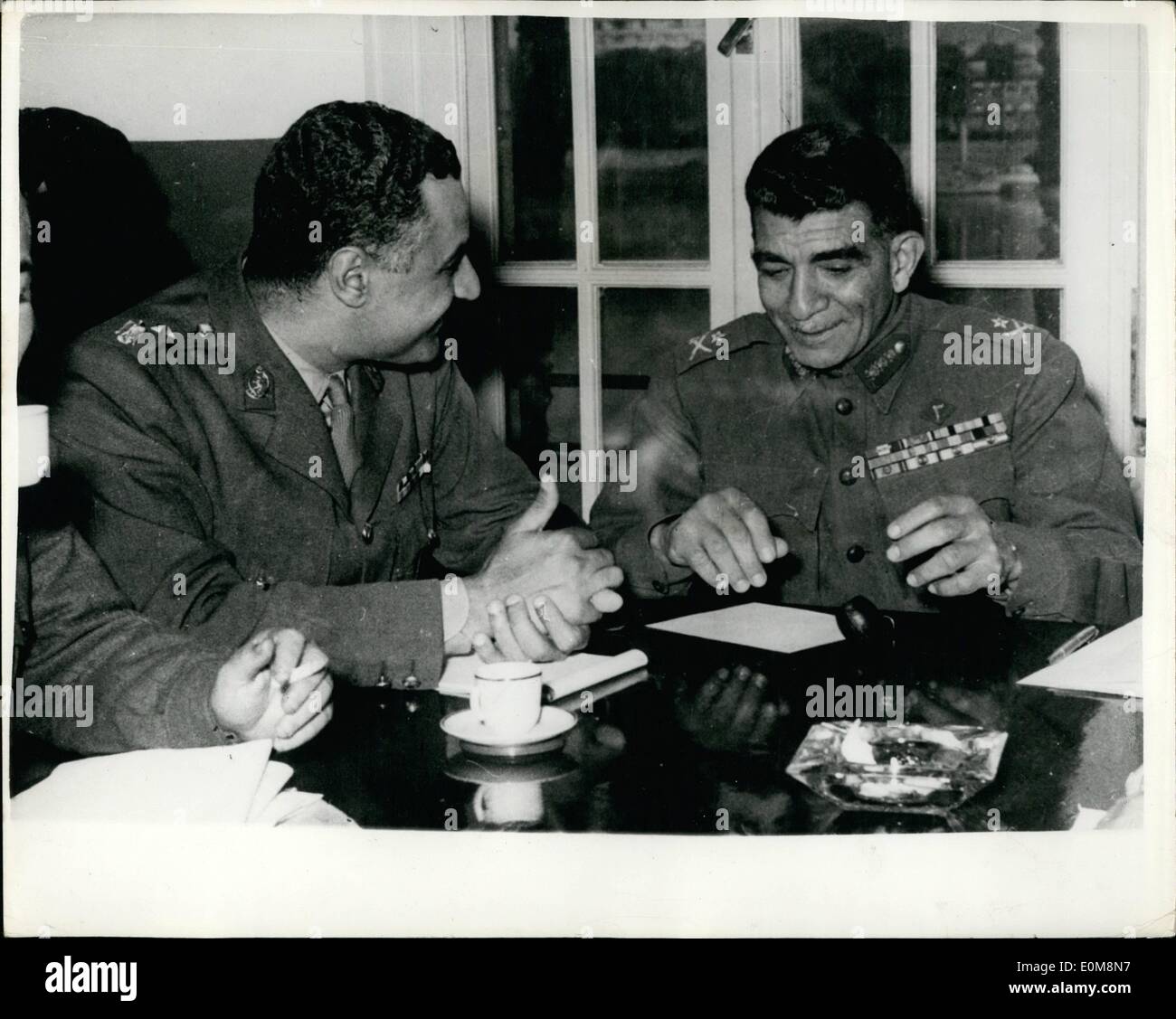 02. Februar 1954 - Oberst Nasser übernimmt in Ägypten. Neguib und~sind Nachfolger bei der jüngsten Sitzung.: General Neguib, dessen Amtsentlassung des ägyptischen Präsidenten und Premierministers vor zwei Tagen angekündigt wurde - ist noch in seinem Haus in kairo unter aremd-Garde. Sein Amt als Premierminister wurde von Lieut übernommen. Col. Gaml Abdel Nasser. Foto zeigt Ex-Präsident Mohammed Neguid im Gespräch mit seiner Lieut. Col. gamal Abdel Nasser - bei der letzten Sitzung des Revolutionären Rates, bei der Neguib vor vier Tagen den Vorsitz hatte. Stockfoto