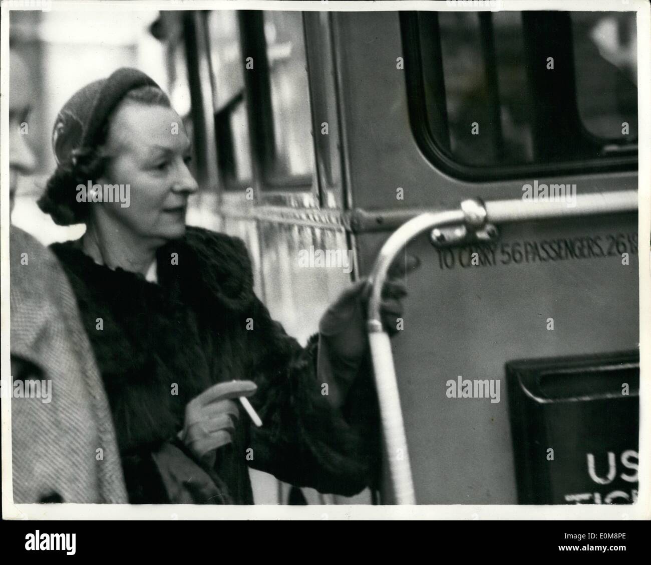 2. Februar 1954 - The Marquesa geht nach Hause mit dem Bus gewährt eine Dee nisi: der 60-jährige Earl of Dudley erhielt eine Dee nisi ich Stockfoto