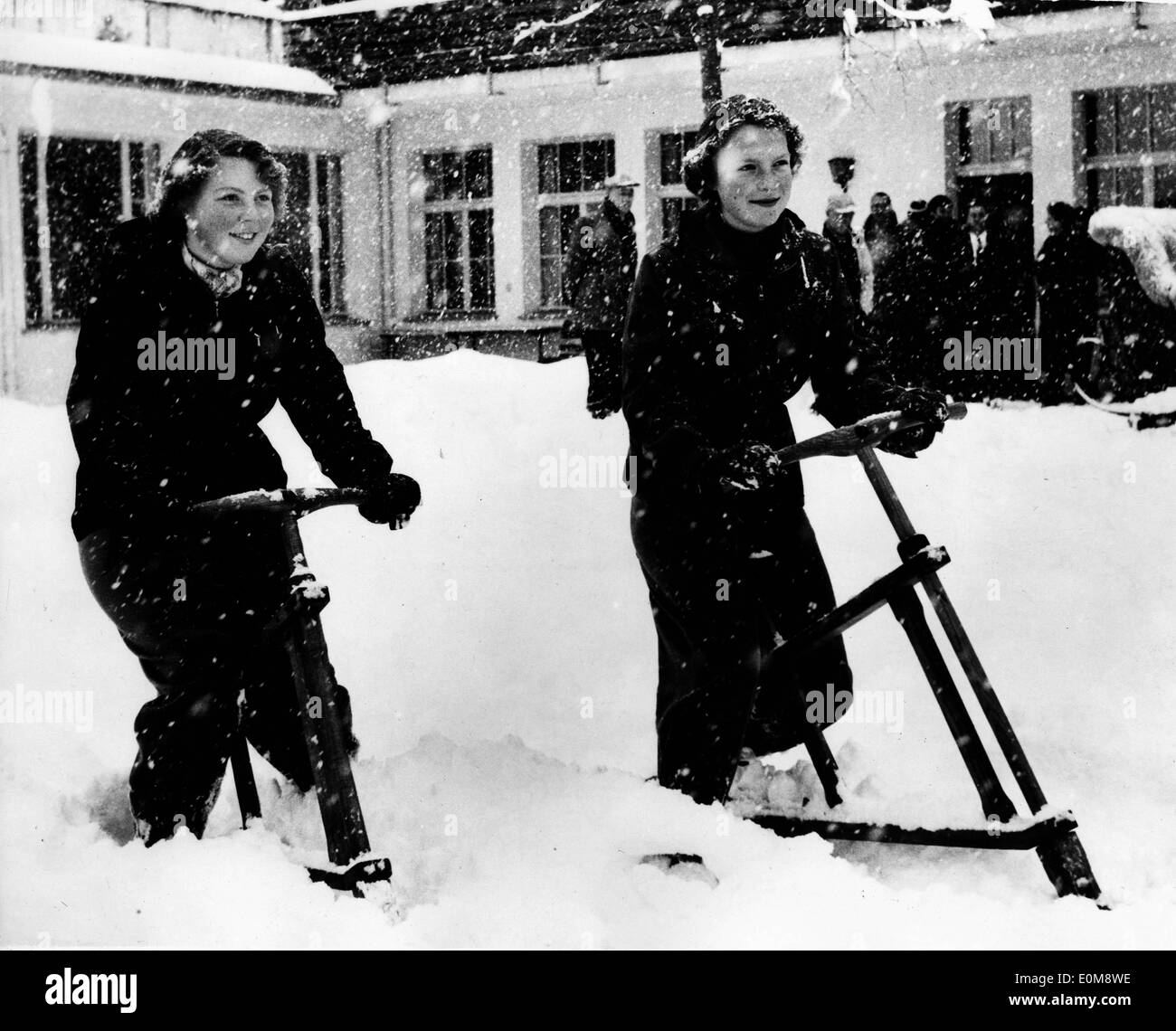 Prinzessin Beatrix und Irene spielen im Schnee Stockfoto