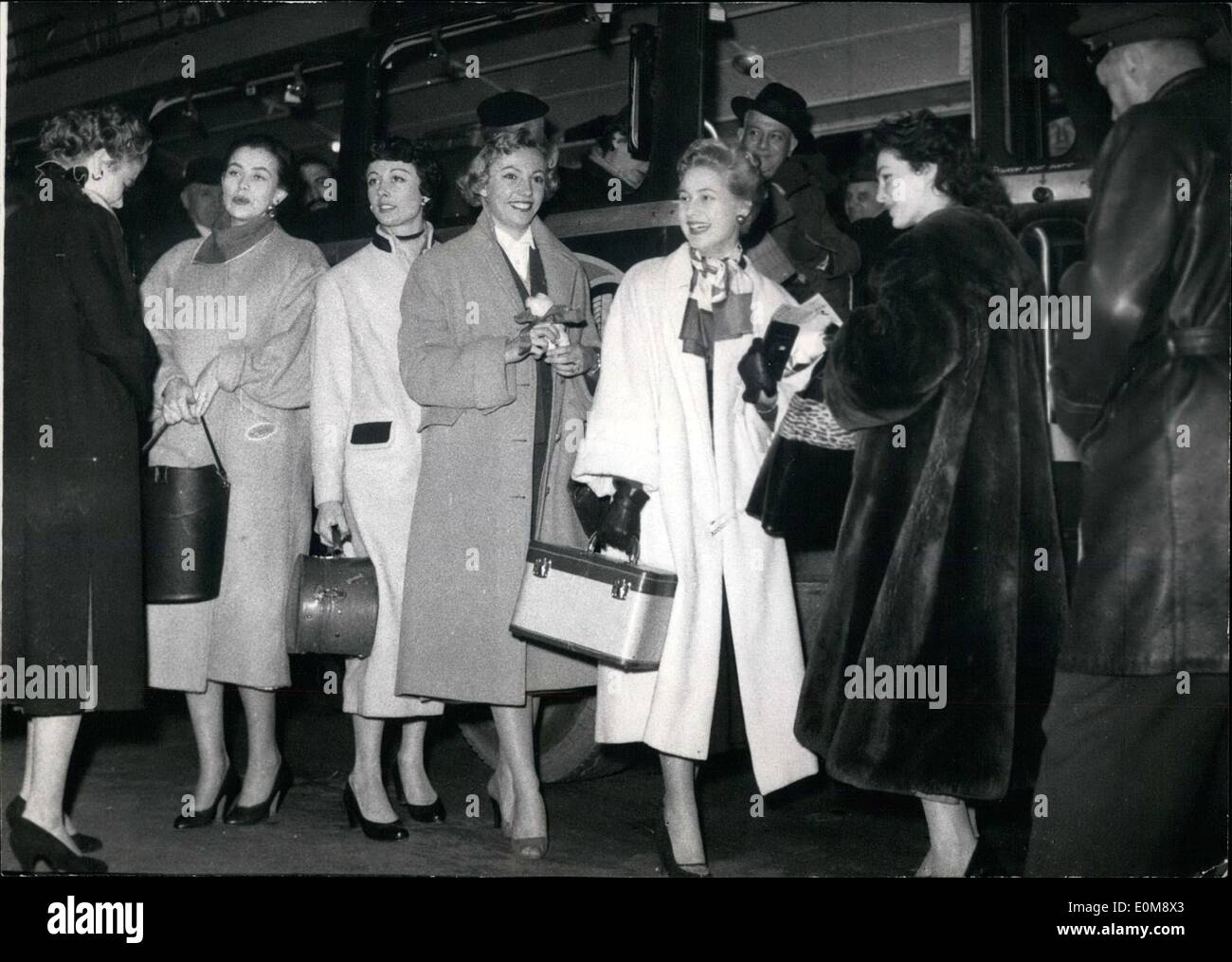 1. Januar 1954 - Miss Schweden, französischen Mode im Nahen Osten zu modellieren: kann Louise Flodin, Alias Miss Schweden (und auch Miss-World 1952) - zweiter von rechts nach links - mit vier anderen französischen Schaufensterpuppen vor dem Einsteigen in des Flugzeugs heute Morgen fotografiert. Miss Flodin, der eine Puppe modellieren französischen Mode in der nahe und dem Nahen Osten. Rechts ist das Glück, die berühmte Puppe, die kamen, um ihre Freunde zu sehen, aus. Stockfoto