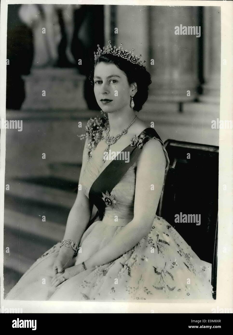 1. Januar 1954 - neue königliche Befehl Porträt von H.M Königin Elizabeth II an Buckingham Palast.: HM The Queen posierte für das neue Porträt auf die kleine Treppe vom Grand Eingang zum Buckingham Palace. Sie trägt eine gelben Tüll Abendkleid mit Spray von Mimosen und gold Pailletten-Stickerei - Blue Ribbon und Star des Hosenbandordens verziert. Ihre Halskette ist ein Hochzeitsgeschenk von der Nizam von Hyderabad - die Tiara ist ein Hochzeitsgeschenk von Queen Mary. Die Bogen-Brosche - Ohrringe, Armband und Platin Armbanduhr auch in Diamanten gesetzt. Bild von Baron. Stockfoto