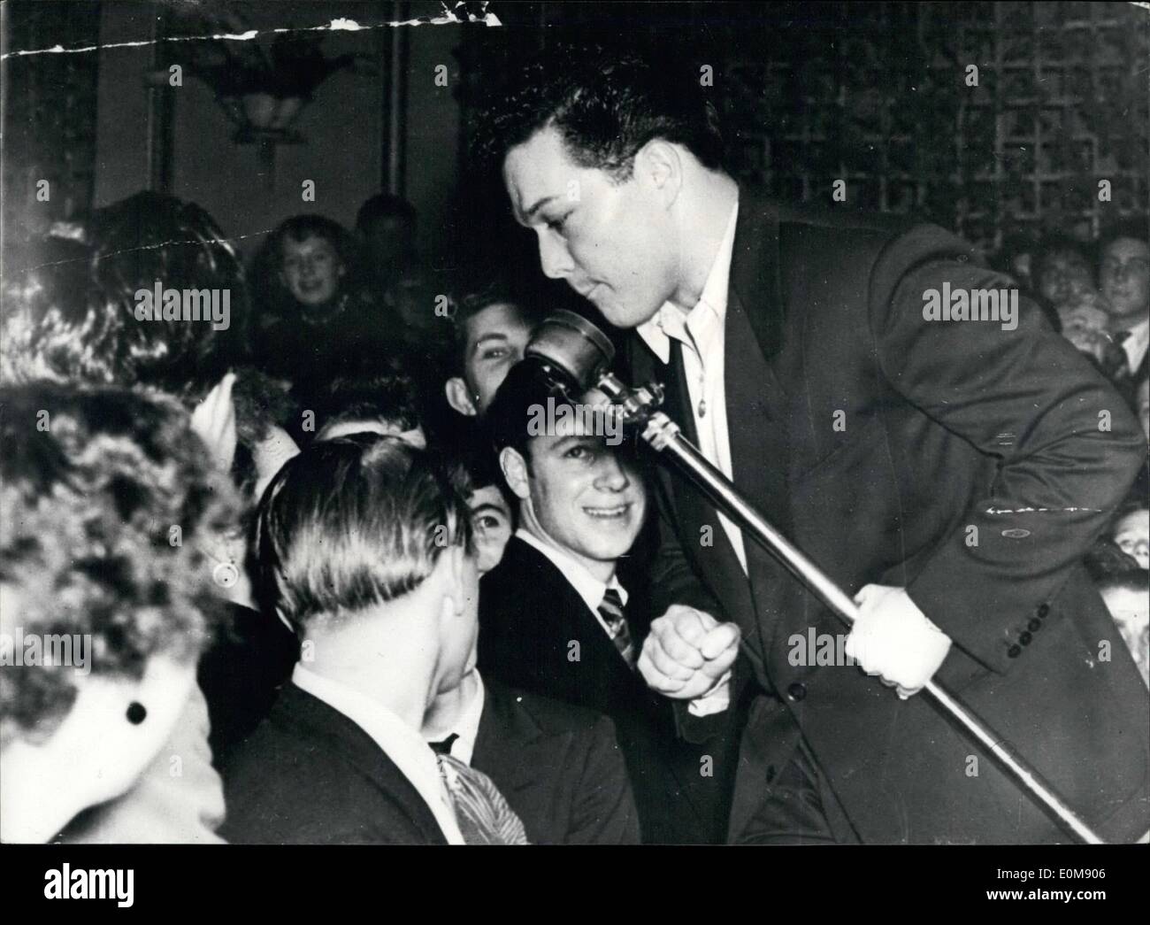 2. Februar 1954 - Jugendliche zu einem Swing Session: In britischen Tanzlokalen, wo Jazzsessions ziehen Hunderte von Jugendlichen und der Boden ist so überfüllt tanzen nahezu unmöglich, etwas wie Hysterie entwickeln kann. Dieses Bild wurde im Brighton Aquarien Palais aufgenommen. Fast 3.000 junge Menschen drängten sich die Halle, viele von ihnen klettern auf Stühle und Tische, Blick auf ihre Idole von Lied und heisse Musik, bei der Durchführung von Bandleader Ted Heath mit Sängern Dickie Valentine und Lita Roza Stockfoto