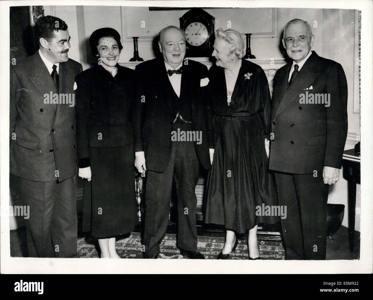 6. Februar 1954 - kanadischen Premier Mittagessen mit Sir Winston Churchill: der britische Premierminister, Sir Winston Churchill mit seinen Gästen, kanadische Premierminister Mr.Louis St. Laurent und seiner Familienmitglieder Nr. 10, Downing Street, London heute. (Von links nach rechts): Mr.Jean Paul St.Laurent, Sohn der kanadischen Premier; Mrs Hugh O'Donnell, Tochter von Herrn Louis St. Laurent; Sir Winston Churchill; Lady Churchill und Herr: Louis Saint-Laurent. Die kanadischen Premier ist in London auf eine Weltreise Führer auf der Suche nach einer Arbeit am Frieden erfüllen. Stockfoto