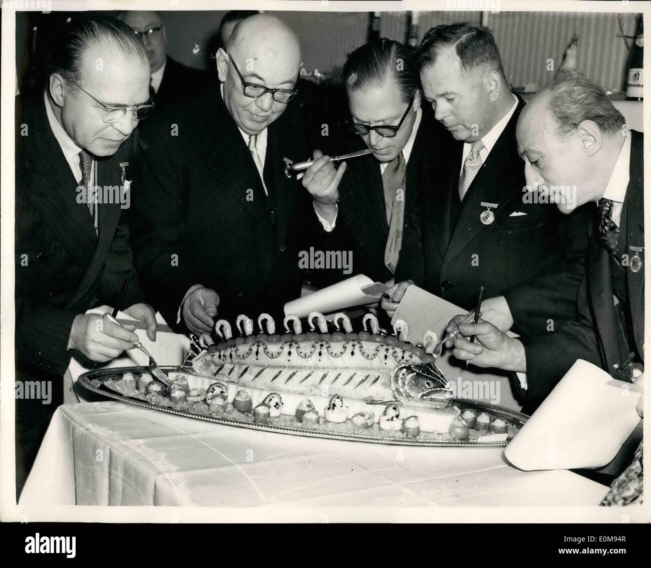 1. Januar 1954 - Eröffnung der Ausstellung für Hotel- und Gaststättengewerbe: eiskalter Jusging: Foto zeigt Richter gesehen, wie ein kalter Fischgericht - in Form eines Lachses zu untersuchen. im Hotel und Gastronomie Ausstellung eröffnet heute Morgen bei Olympia gesehen. Stockfoto