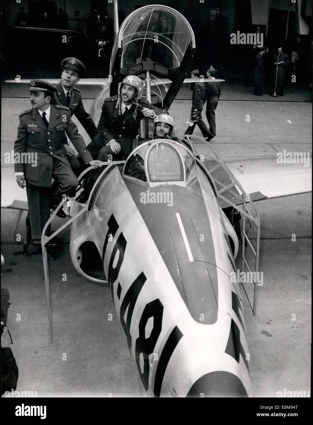 4. April 1954 - Spanier fliegen in Fürstenfeldbruck: am Montag eröffnet die amerikanische Luftwaffe auf die militärischen-Flugplatz Fürstenfeldbruck bei München die erste Informationen-Schule für Piloten oder die so genannte '' gemeinsamen Programm für Verteidigung ''. Zu diesem Programm gehören alle Länder der Atlantik-Pakt und auch Spanien, Persien und Jugoslawien. Die Kurse werden die letzte 5-6 Wochen. In dieser Zeit sollten die Piloten lernen, die Flugzeuge und der implementiert wird von den Vereinigten Staaten zu den Ländern geliefert. Foto zeigt die amerikanische Colonel Mark H Stockfoto