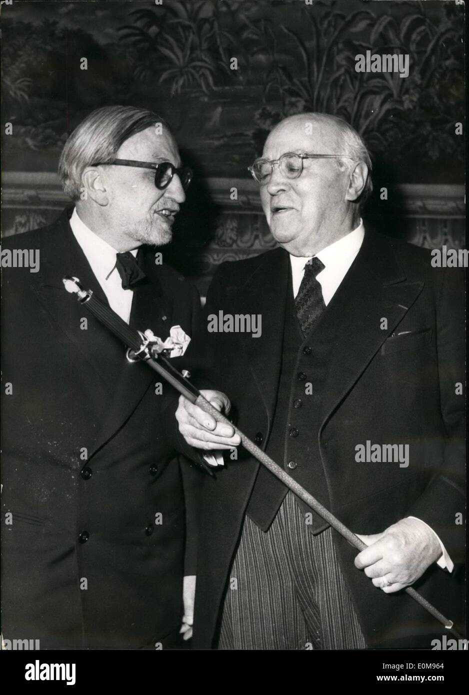 4. April 1954 - das Schwert er trägt in der französischen Akademie.: M. Albert Sarraut, Präsident der Versammlung der französischen Union, erhält das traditionelle Schwert, Teil der Uniform der Mitglieder der französischen Akademie. Das Schwert ist von M. Souverbie, Präsident der Akademie der bildenden Künste an ihn übergeben. Stockfoto