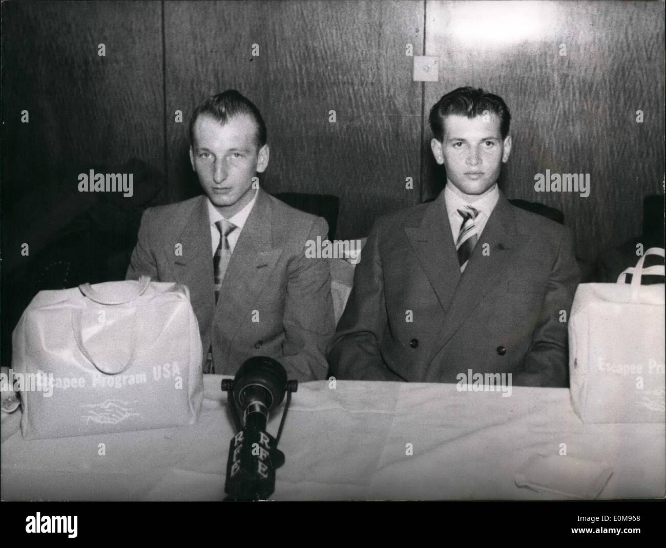 4. April 1954 - '' wir gerne übernehmen alle Gefahren zu atmen in der freien Luft des Westens als zu gehen arbeiten unter der kommunistischen Diktatur in der Tschechoslowakei.'': Theat hatte der erste Satz von zwei Unteroffiziere der Tschechischen Armee verlassen und wurden auf einer Pressekonferenz gestern Nachmittag befragt worden. Sowohl die 21 Jahre alte Vlatislav Sebek (Recht und der 20 Jahre alte Frantisel Tepli (links) über die Grenze in der Nähe von Passau und die Wachen der Bayerischen Landes Polizei um Asyl gebeten. Die Bothe Soldaten wurden auf ihrer Flucht durch ein Licht fit Maschinengewehr und eine Maschinenpistole Stockfoto