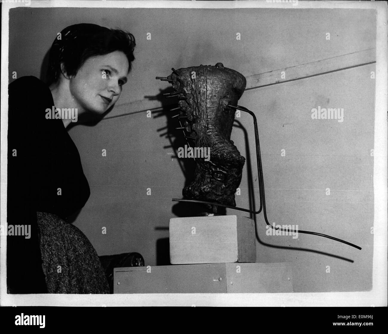 4. April 1954 - Vorschau von Reg Butler Skulptur: Reg Butler, der Bildhauer, deren Draht Bau gewann ersten Preis im letztjährigen unbekannten politischen Gefangenen Wettbewerb, der später durch einen Demonstrator zerstört wurde, hält seine eigene ein-Mann-Show in der Hannover Gallery, Mayfair, die morgen eröffnet wird. Eine Vorschau des fand heute Abend statt. Die Werke befinden sich in Bronze. Fotoshows: Circe Kopf - was bei 130-Reg Butler preislich ist arbeitet, in der Vorschau heute Abend gesehen. Betrachtet man ist Rosemary Young, wer ist einer Reg Butler-Schüler, und wer hält ihre eigene Show in Kürze. Stockfoto