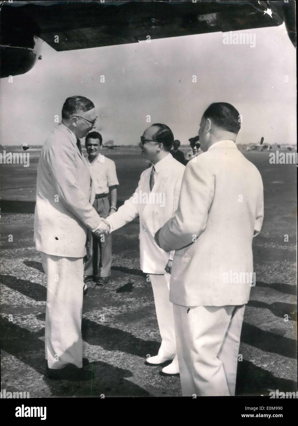 13. Februar 1954 - ging Herr Pleven, Minister der Nationalverteidigung, nach Tan Son Nhut in Indochina. Prinz Buu Loc, Leiter der vietnamesischen Regierung, und Herr Dejean, der französische Botschafter begrüßte ihn. Stockfoto