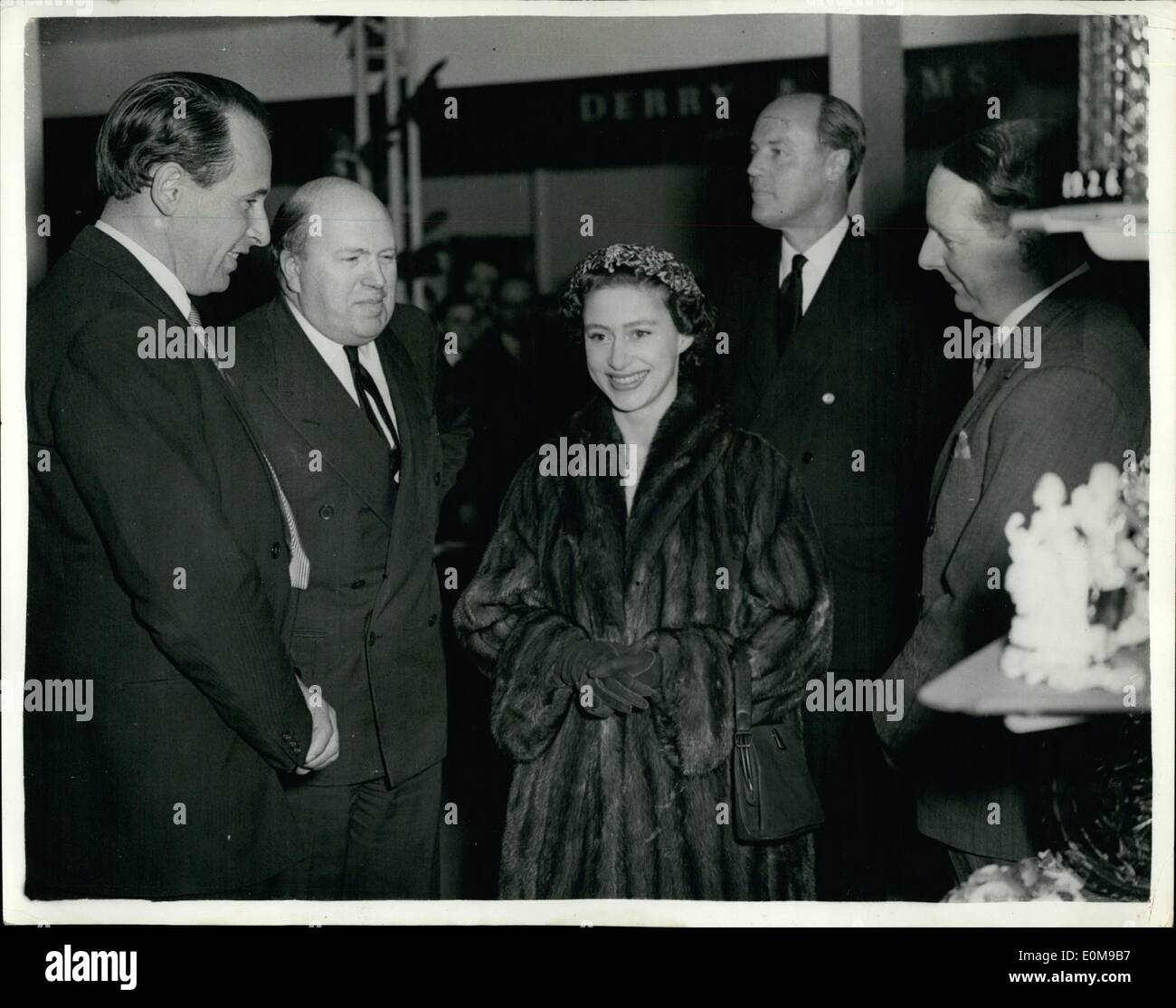 1. März 1954 - 03.01.54 Prinzessin Margaret ideales Zuhause Ausstellung. Foto zeigt: unter denen im Gespräch mit Prinzessin Margaret an der Stockfoto