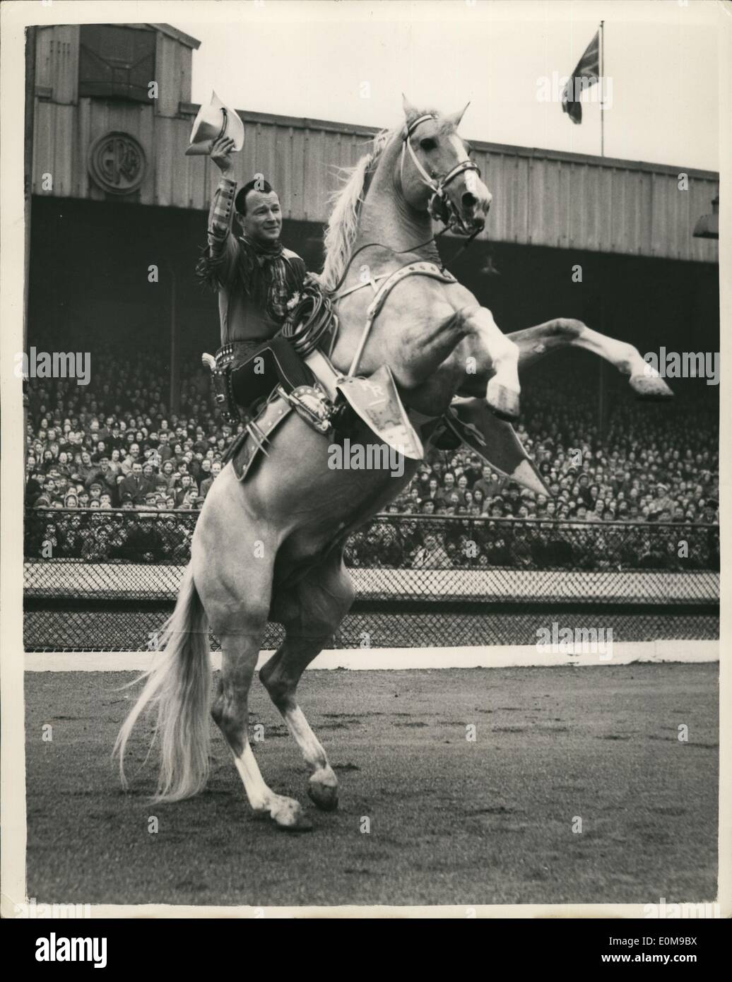 3. März 1954 - Roy Rogers im Harringay Stadium: Der berühmte Cowboy Filmstar Roy Rogers, seine Frau Dale Evans "Queen of the Range'' und Roys berühmten Pferd '' Trigger'' heute im Team Billy Graham in einem speziellen Rallye für Kinder im Harringay-Stadion. Jeden Abend für die nächste Woche wird Roy Rogers die Billy Graham Sitzungen Harringay Arena teilnehmen. Foto zeigt Roy Rogers und '' Trigger'' '' Howdy'' sagen zu den Tausenden von Jugendlichen Stadium Harringay heute Nachmittag. Stockfoto