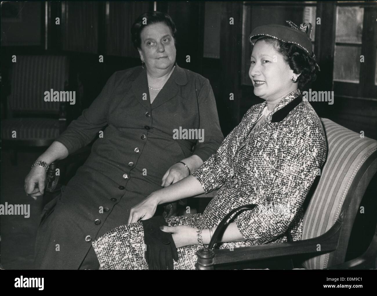 3. März 1954 - Kaiser Bao-Dai und Kaiserin Nam-Phuong am Chateau de Vizille Präsident Coty und seine Frau gingen. Kinder Kopf zur Schule von Bataan Bearbeitungszentrum Stockfoto