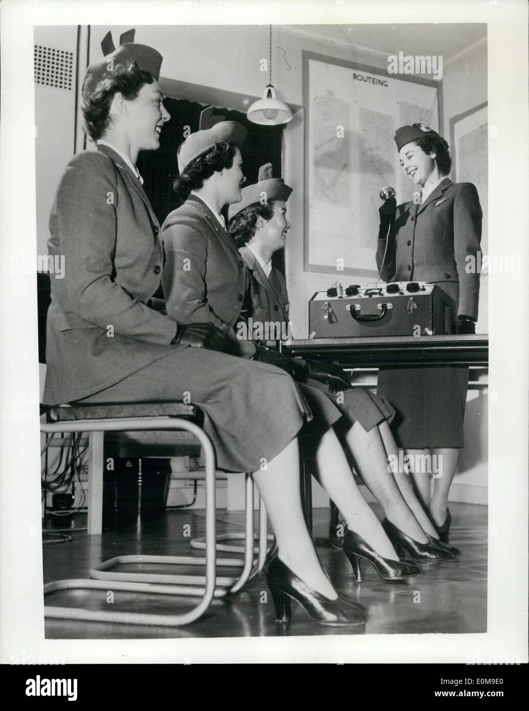 3. März 1954 - Hostessen mit Mostesses am Mikrofon: wie bekommt Flugzeuge schneller British European Airways Stewardessen haben weniger Zeit auf ihren Reisen findet, ihren Pflichten nachzukommen. Beschallungsanlagen sind daher mehr verwendet wird, um die Mädchen zu Adresse Passagiere als Gruppe anstatt einzeln aktivieren, und die Mädchen nehmen spezielle Kurse in Mikrofontechnik. Foto zeigt (von links nach rechts) Hostessen Carol Herdman, Pat Hill, Beatrice Toll und Anne Whiteway nehmen Sie eine Lektion in Mikrofontechnik Stockfoto