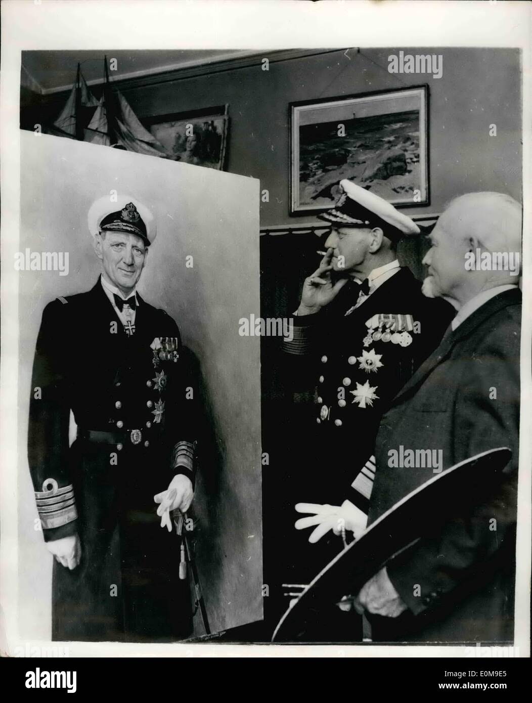 3. März 1954 - bewundert König Frederick seine neue Porträt. Life-Größe-Studie für das neu erstellte '' Kronprins Frederik'': die Kunst-Ausstellung '' Den Frie'' statt in Kopenhagen ist ein feine Lifesize Porträt des HM König Frederik IX. von Dänemark. Es ist der berühmte dänische Künstler Johannes Glob - sein und genau platziert werden, an Bord das neu gebaute '' Kronbrins Frederik'', das Porträt zu ersetzen, das was verloren ist, wenn die Zwischenlage in Harwich Hafen im April 1953 ausgebrannt war. Foto zeigt König Frederik eine Zigarette raucht, als er das Bild von sich selbst mit dem Künstler Johannes Glob in Kopenhagen bewundert. Stockfoto