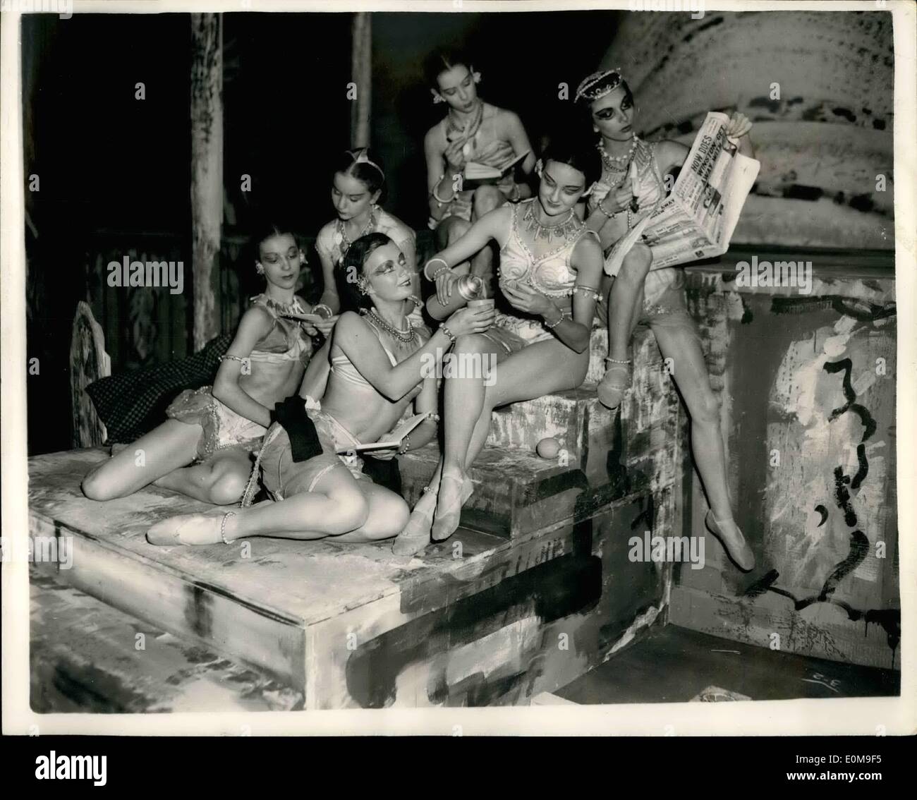 3. März 1954 - Proben für '' Perle Fischer '' am Sadler es Wells Theater: eine Generalprobe der Oper '' pearl Fishers'', die Morgen am Sadler es Wells Theater öffnet, fand es heute. Foto zeigt Mitglieder des Corps De Ballet in ihrem östlichen Kleid - sie sind Tempel Begleiter in der Oper - Probe eine Pause. Stockfoto