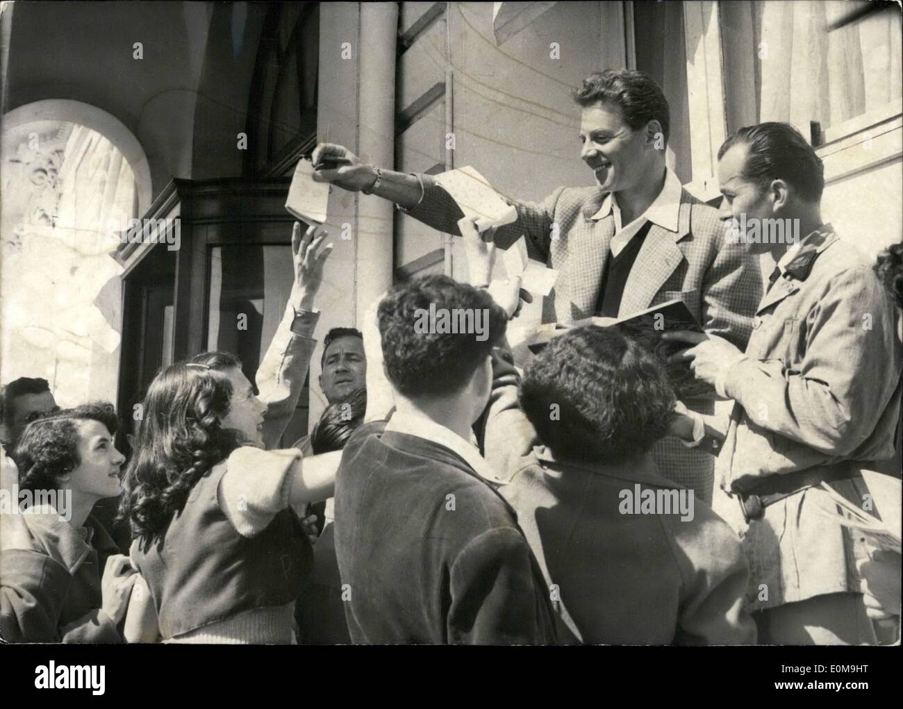 4. April 1954 - Cannes Film Festival: Berühmte französische Schauspieler Jean-Pierre Aumon 3 belagert von Autogramm Freunde an der Croisette, Cannes, wo er an das Filmfestival teilnimmt. Stockfoto