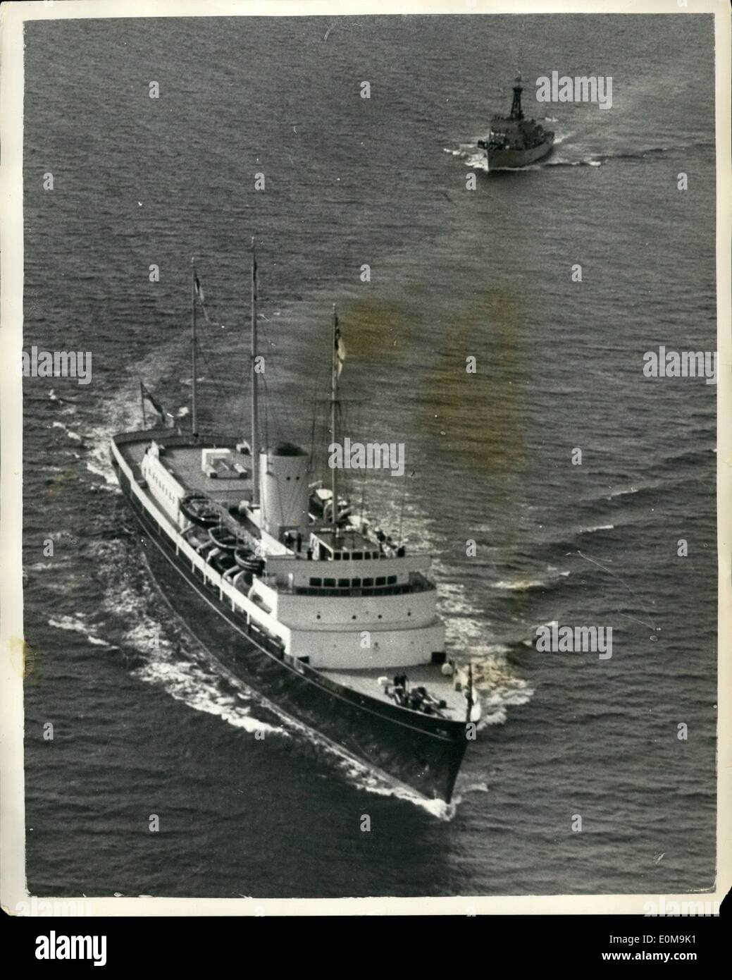 4. April 1954 - Royal Kinder unbeaufsichtigt lassen. Foto zeigt Luftaufnahme des Royal Britannia, mit Prinz Charles und Prinzessin Anne an Bord nach Portsmouth für Tobruk gestern verlassen gesehen. Stockfoto