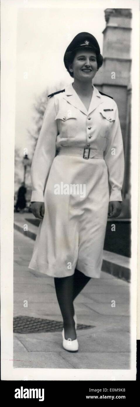 5. April 1954 - Dress neue '' Nr. 3 '' für Frauen Dienstleistungen: A neue tropische Uniform, die für Frauen von der WRAC eingeführt worden ist; QARANC; RAMC und BADC wurde im Krieg-Büro heute Morgen gesehen werden. Das Kleid Material weiß Piqué, das Oberteil ist in den Rock hat sechs Tafeln plissiert. Weiße Schuhe geschnürt und weiße Socken getragen... Die Uniform ist bekannt als Nr. 3. Kleid und wird von Frauen während der Dienst in tropischen und subtropischen Gebieten getragen werden... Büros sind ähnliche Kleidung in Shite Haifischhaut, mit abnehmbaren Schulterriemen. Stockfoto