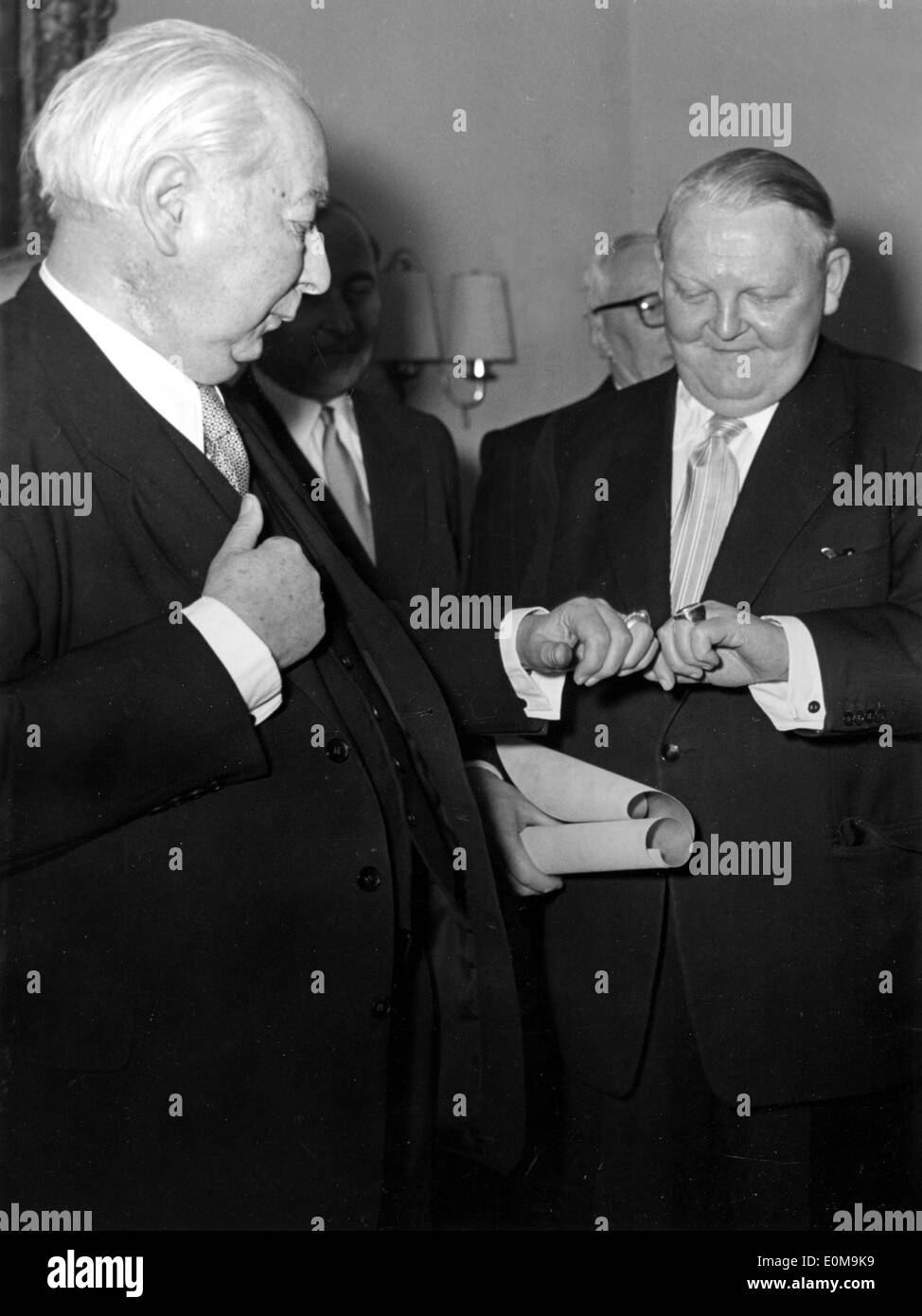 Bundespräsident Theodor Heuss und Ludwig Erhard im Rahmen einer gala Stockfoto