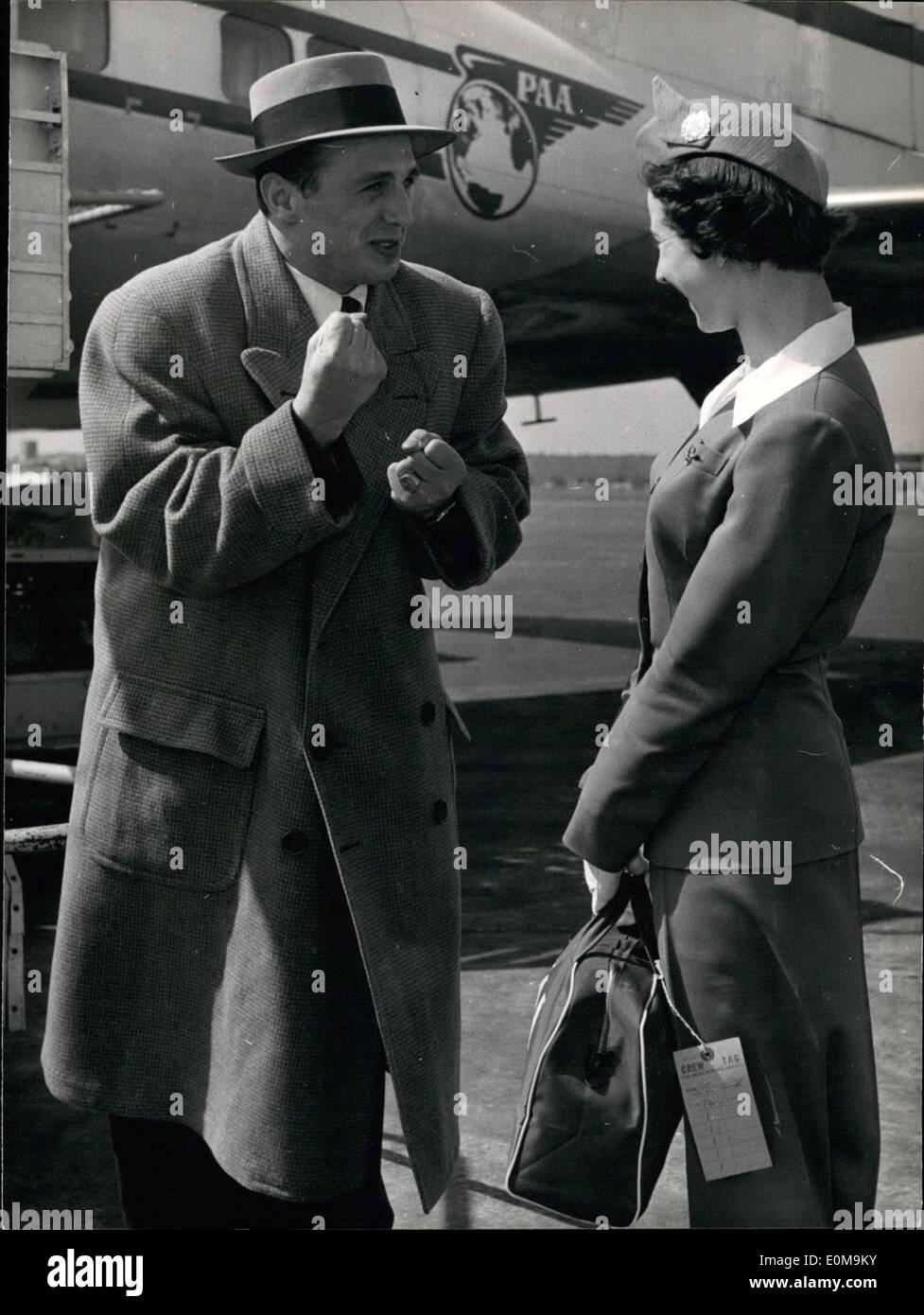 10. April 1954 - "Bubi" Scholz zurück in Deutschland. Hier abgebildet ist Mitte-Gewicht Weltmeister Gustav Scholz nach seiner Rückkehr aus den USA Boxen. Hier zeigt er für eine Stewardess und die Presse, wie er US-amerikanischer Boxer Al Andrews besiegte. Nach seiner Rückkehr musste er sich eine Verletzung zu erholen. Mit seinem erfolgreichen Kampf gegen Andrews kam eine ganze Reihe von angeboten, aber die Zukunft des Boxers blieb unklar. Stockfoto