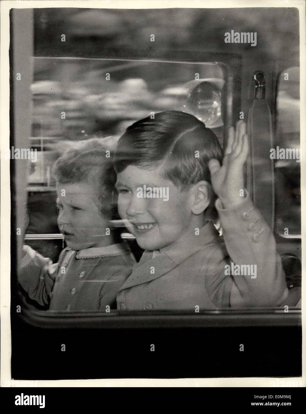 14. April 1954 - die Königskinder überlassen für Waterloo Station Welle Massen.: Foto zeigt Prinz Charles und Prinzessin Anne Stockfoto