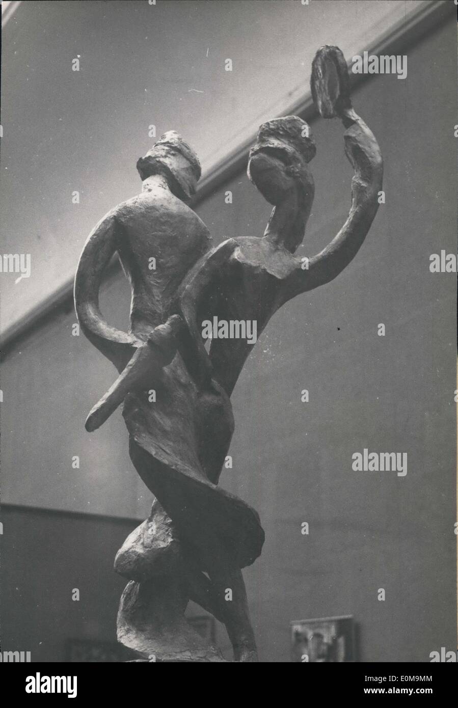 14. April 1954 - Ausstellung '' Independents'', Gemälde und Skulpturen. Sebastien Tamari, eine "unabhängige", ist der Autor dieser Skulptur dem Titel '' Oriental Tänzer ''. Eines der Elemente der Jahresausstellung der "Unabhängigen" Künstler jetzt statt im Grand Palais, Paris. Stockfoto