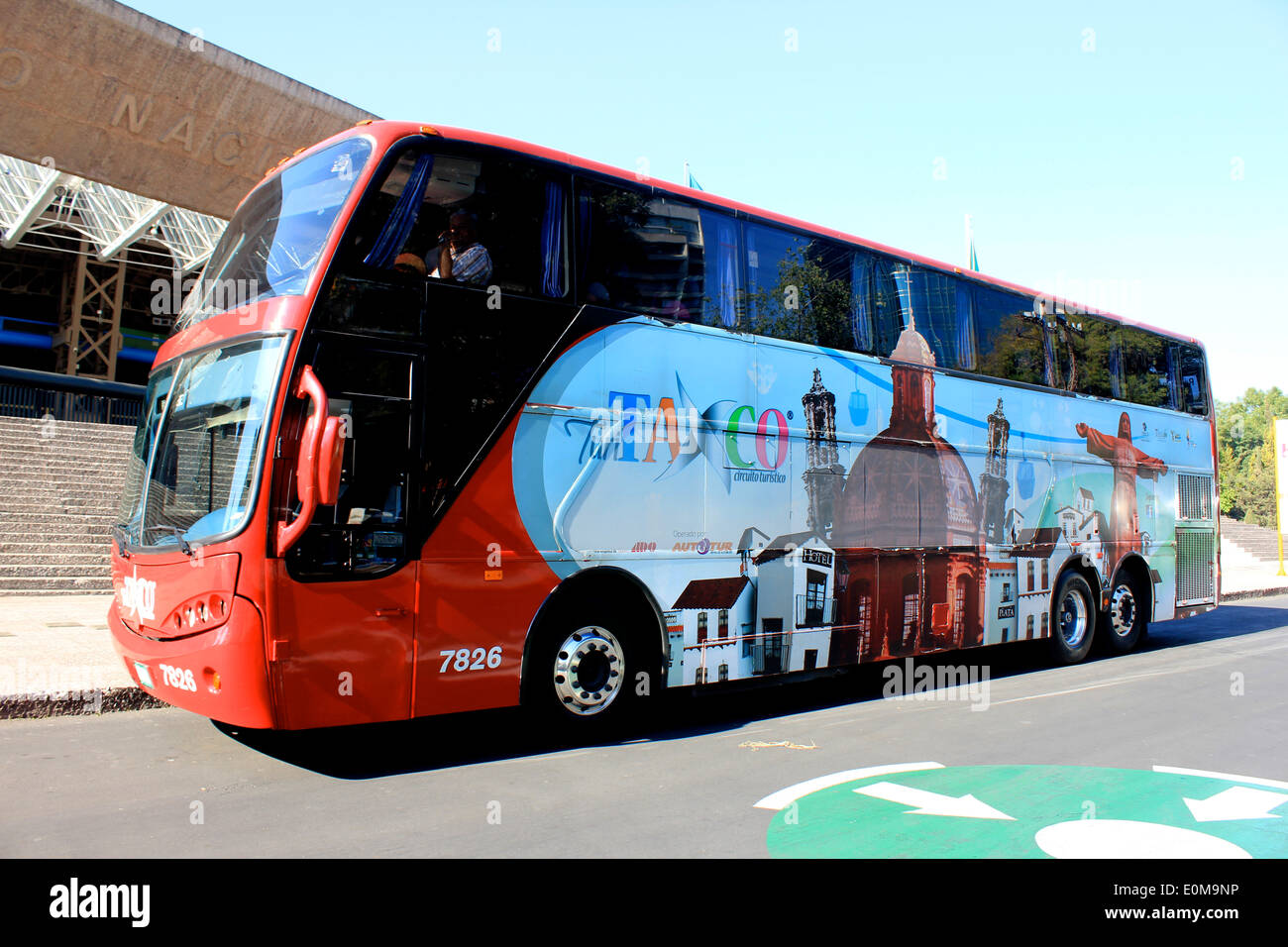 Die moderne komfortable Turibus hinausgehenden, Taxco, warten draußen das Auditorio Nacional in Paseo De La Reforma, Mexiko-Stadt Stockfoto