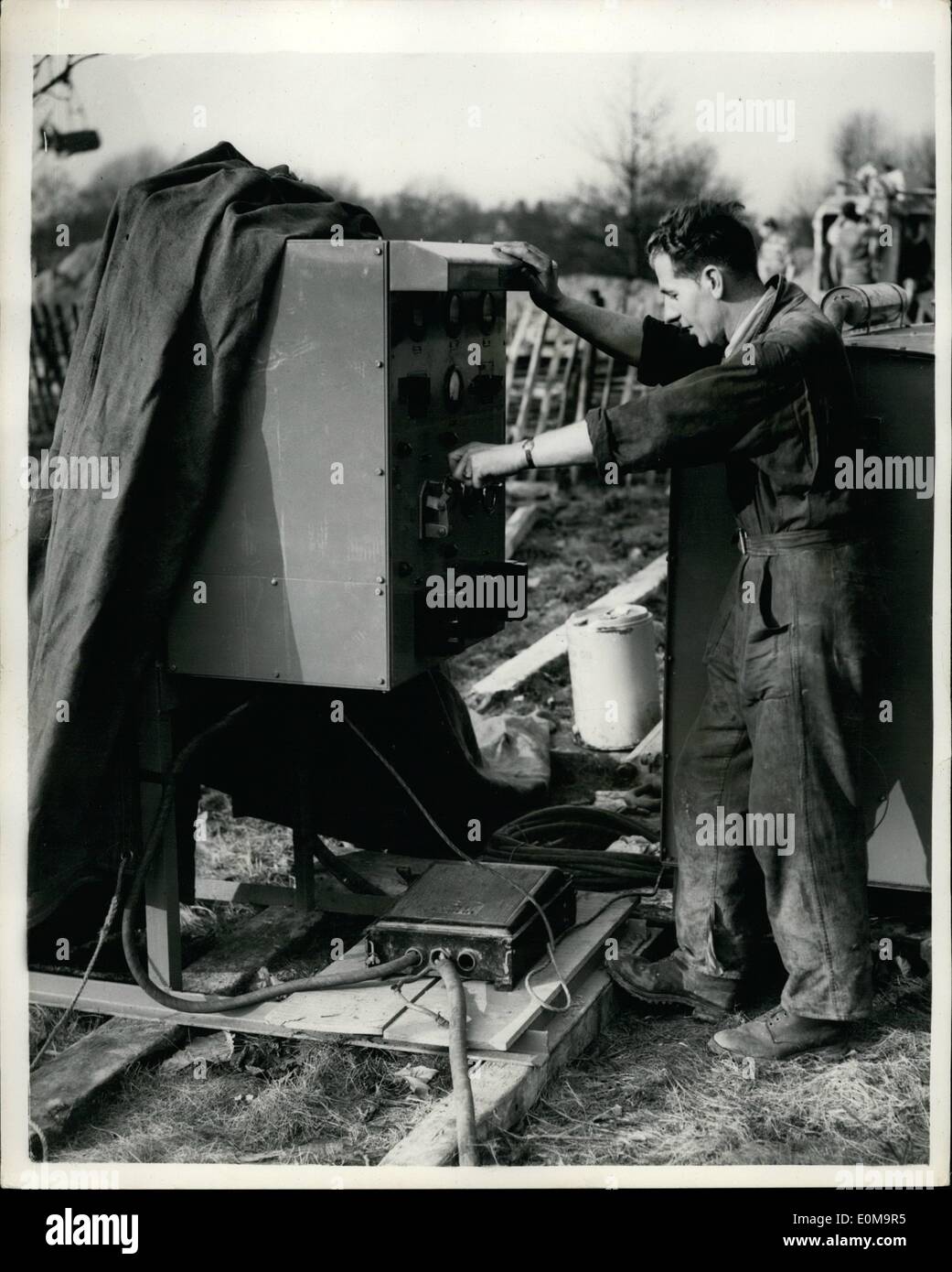 3. März 1954 - riesigen Kran in London. Großen Alphonse, eines französischen Turmdrehkrans mehr als 300 Fuß hohe in vollem Umfang, auf einer LCC-Baustelle in Wandsworth errichtet worden. Der Kran, der selbst errichten und Teleskop ist, wird in den Bau von mehreren 11-geschossigen Wohnblocks für die LCC verwendet werden. Es Si der höchste Turm Kran in Großbritannien, und der Radius der Fock ist 78ft. Durch einen Kreis von 360 Grad. Seine Tragfähigkeit ist 3-Tonnen bei einer Reichweite von 23 ft., schrittweise zu reduzieren, zu 15 Kürzungen bei den am weitesten Umfang der Ausleger Stockfoto