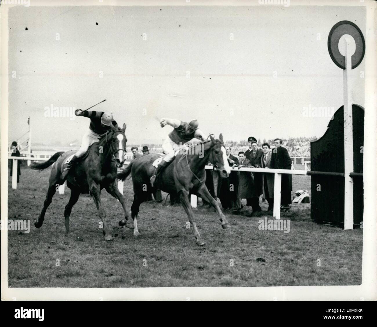 3. März 1954 - '' Royal Tan'' gewinnt das Grand National durch einen Hals schließen Finish von '' Tubor'': Foto zeigt Brian Marshall auf Stockfoto