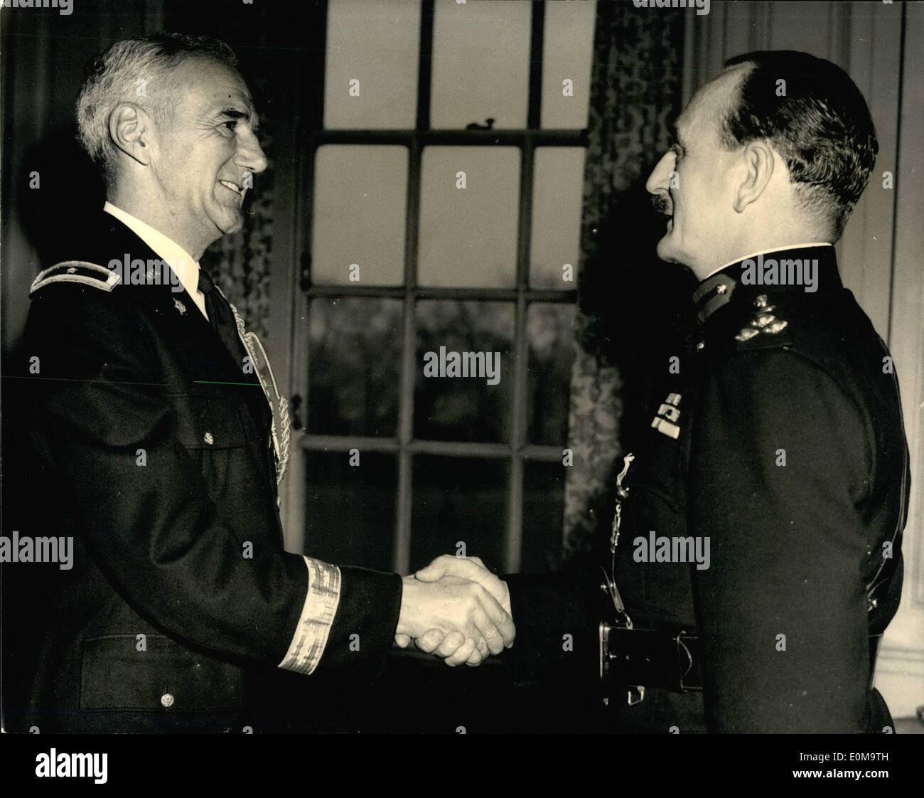 3. März 1954 - führenden Krönung für britische Brigadier: Brigadier v.l. Martin, DSO, von H.Q 149 Infanterie-Brigade, alte Nunthrope Haus, Bishopthorpe, York, erhält der Legion Of Merit im Grad der Legionär von US Armee Attache General R.E.S. Williamson an den heutigen 19 Mrz Investitur im Londoner Winfield House. Brigadegeneral Martin erhielt die Auszeichnung für herausragende Verhalten in Korea, wo er mit Auszeichnung als Generalquartiermeister der britischen Commonwealth Kräfte und Assistent tätig war. Stockfoto