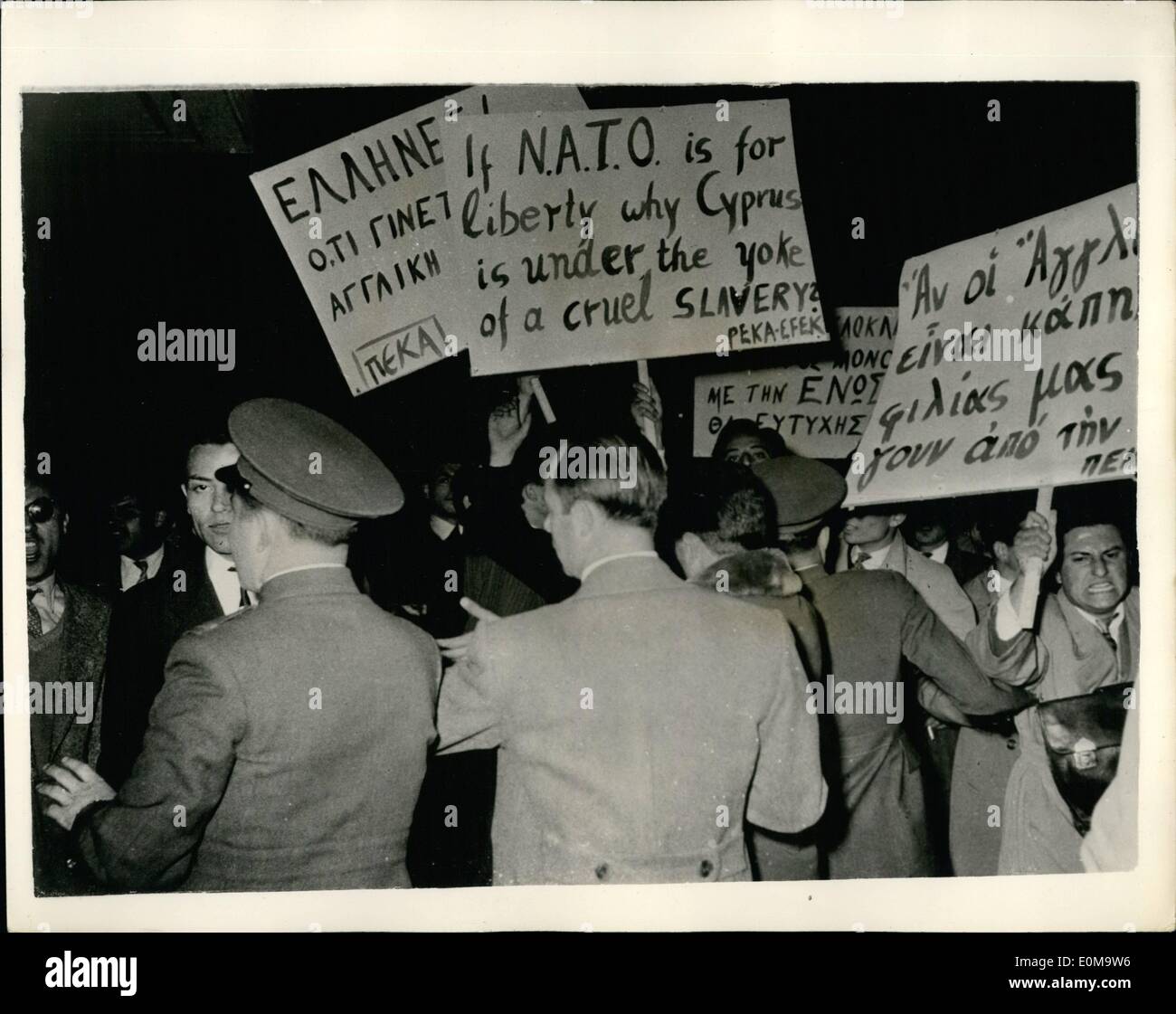 03. März 1954 - Studenten demonstrieren in Athen und fordern die Vereinigung Zyperns mit Griechenland: Etwa hundert Studenten nahmen an den Vorführen in Athen Teil, als sie kürzlich versuchten, einen Vortrag von Donald McLachlan vom Economist zu verhindern. Sie marschierten außerhalb der anglo-hellenischen mit Zypern, einige Studenten wurden verhaftet. Gleichzeitig wurden Demonstrationen festgenommen und Demonstrationen  auf der Insel Rhodos abgehalten, um die Ankunft des zyprischen Erzbischofs Makarios zu markieren, der Führer der Bewegung, die die Union vor Zypern mit Griechenland abhielt Stockfoto