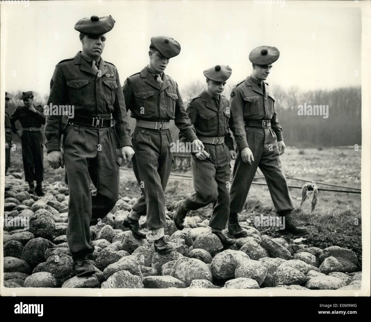 3. März 1954 - Prüfung Armee Kleidung Ministry Of Supply - Chathan. Foto zeigt: Teil der Mitarbeiter, deren Aufgabe es ist, endlos um die dritte Meile Strecke von gemischten Oberfläche während Kleidung Landstreicher-tests bei Ministry of Supply - Chatham. Stockfoto