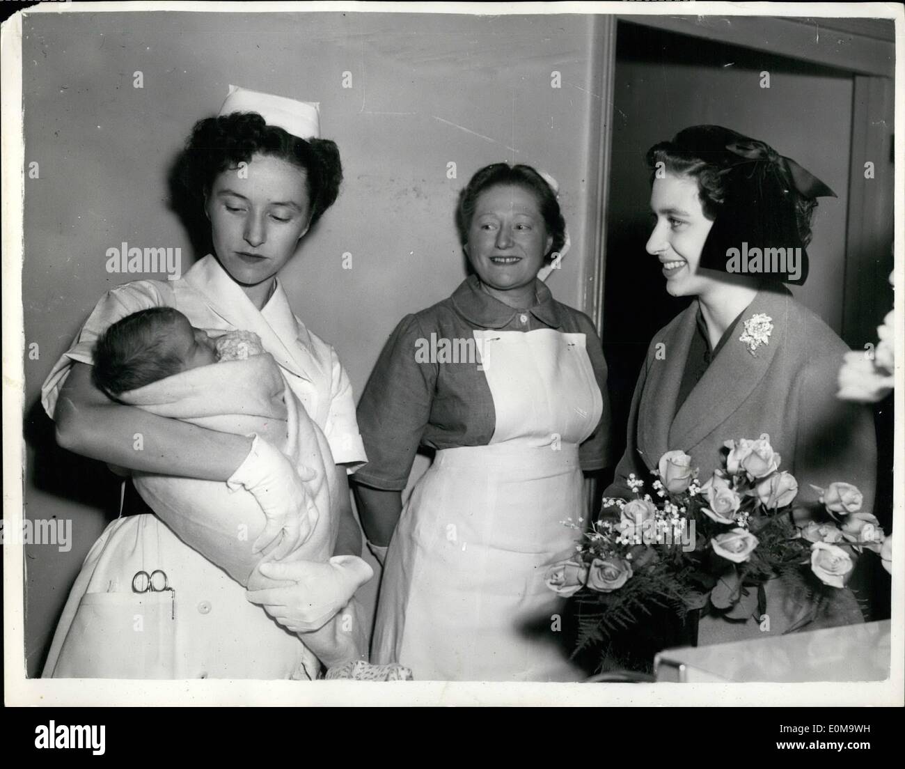 3. März 1954 - öffnet Prinzessin Margaret Entbindungsklinik. Gespräche zur Krankenschwester mit einem Baby. H.R.H. Prinzessin Margaret führte die Zeremonie der Eröffnung der neuen Erweiterung zu Kingsbury Entbindungsklinik, heute Nachmittag. Das Foto zeigt Prinzessin Margaret spricht mit Krankenschwester Helen Magee zwei hält sechs Tage alte Jennifer Smith - an das Geburtshaus heute Nachmittag. Stockfoto