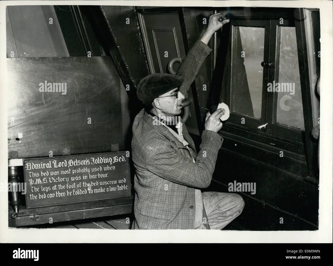 3. März 1954 - Tod beobachten Käfer in HMS Victory. Schiff für die Begasung geschlossen werden: HMS Victory, Nelson Flagghip in der Schlacht von Trafalgar, ist für Besucher in Portsmouth geschlossen und durch Marinepersonal kurz vor Easter.the Sieg über eine Woche geschlossen bleibt, während dieser Zeit wird sie versiegelt und begast in einem Versuch, die verheerenden Auswirkungen des Todes Uhr Käfers zu reduzieren, hat die macht große Fortschritte in um ihr Holz seit vielen Jahren, evakuiert werden. Bisher wurden die beschädigten Teile des Schiffes mit einem Insektizid behandelt Stockfoto