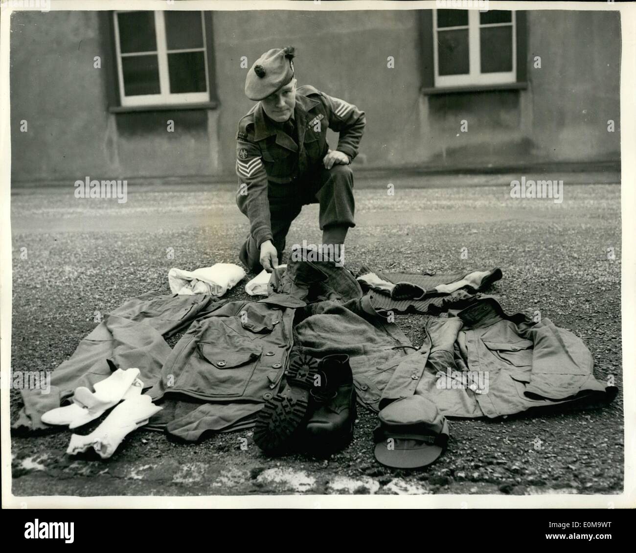 3. März 1954 - Tests Armee Kleidung - Ministry Of Supply - Chatham: Foto zeigt Sgt. McPhee der invers - der Korea-Veteran der Cameron Highlanders mit einigen der Armee-Kit ist die im Ministry of Supply, Chatham getestet wird. Oben Sie links - Camouflage-Kittel und Hosen und der "schweren" Pullover. Hier sind Satin Hose, mittlere, Parks und Combat Jacke 1/2 zwei Plain Handschuhe, der '' West/kalt '' Stand (Nr. Stollen - und mit Sohlen, die überdauern Oberteil) und Combat Cap. Stockfoto