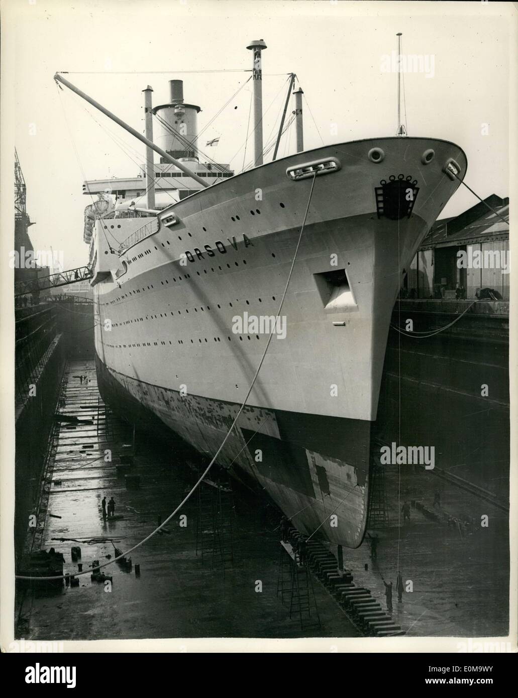 3. März 1954 - Liner mit '' Welsh Motorhaube '' Trichter.: Ansicht des neuen Orient-Liners Orsova, 28.000 Tonnen, gesehen in der Gla Stockfoto