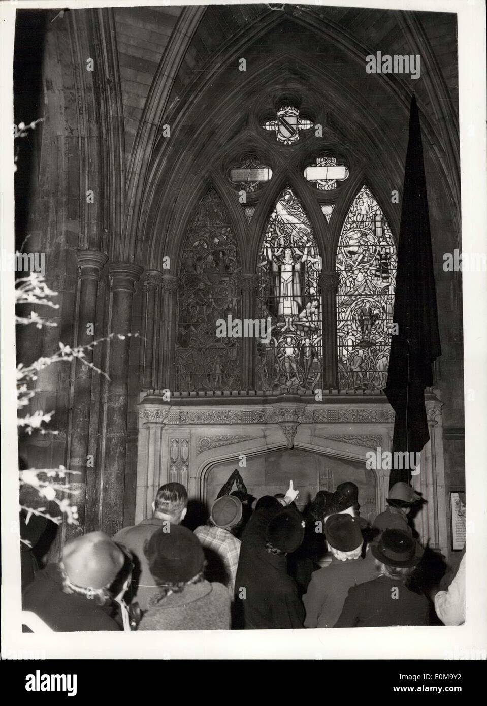 23. April 1954 - Shakespeare Memorial Fenster enthüllt Zeremonie in Southwark Cathedral: Dame Sybil Throndike heute Nachmittag enthüllt das neue Shakespeare Memorial Fenster in Southwark Cathedral, der Geburtstag des berühmten Autors. Das Fenster enthält etwa 400 Stücken aus Glas ersetzt diejenige, die 1945 durch eine Bombe zerstört wurde. Foto zeigt die Szene als Zuschauer heute Nachmittag das neu vorgestellte Fenster in Southwark Kathedrale bewundern. Stockfoto