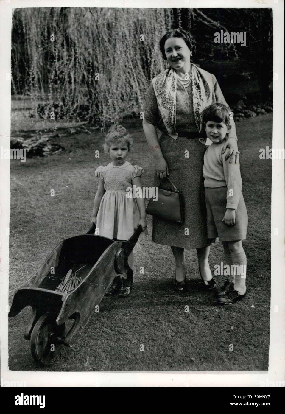 25. April 1954 - neue Studie der Königin-Mutter und ihr Enkel in Gärten der Royal Lodge - Windsor. Fotoshows stellte neu speziell Studie über HM Königin Elizabeth die Königin-Mutter - mit ihren beiden Enkelkindern Prinz Charles und Prinzessin Anne in den Gärten der Royal Lodge, Windsor. Stockfoto