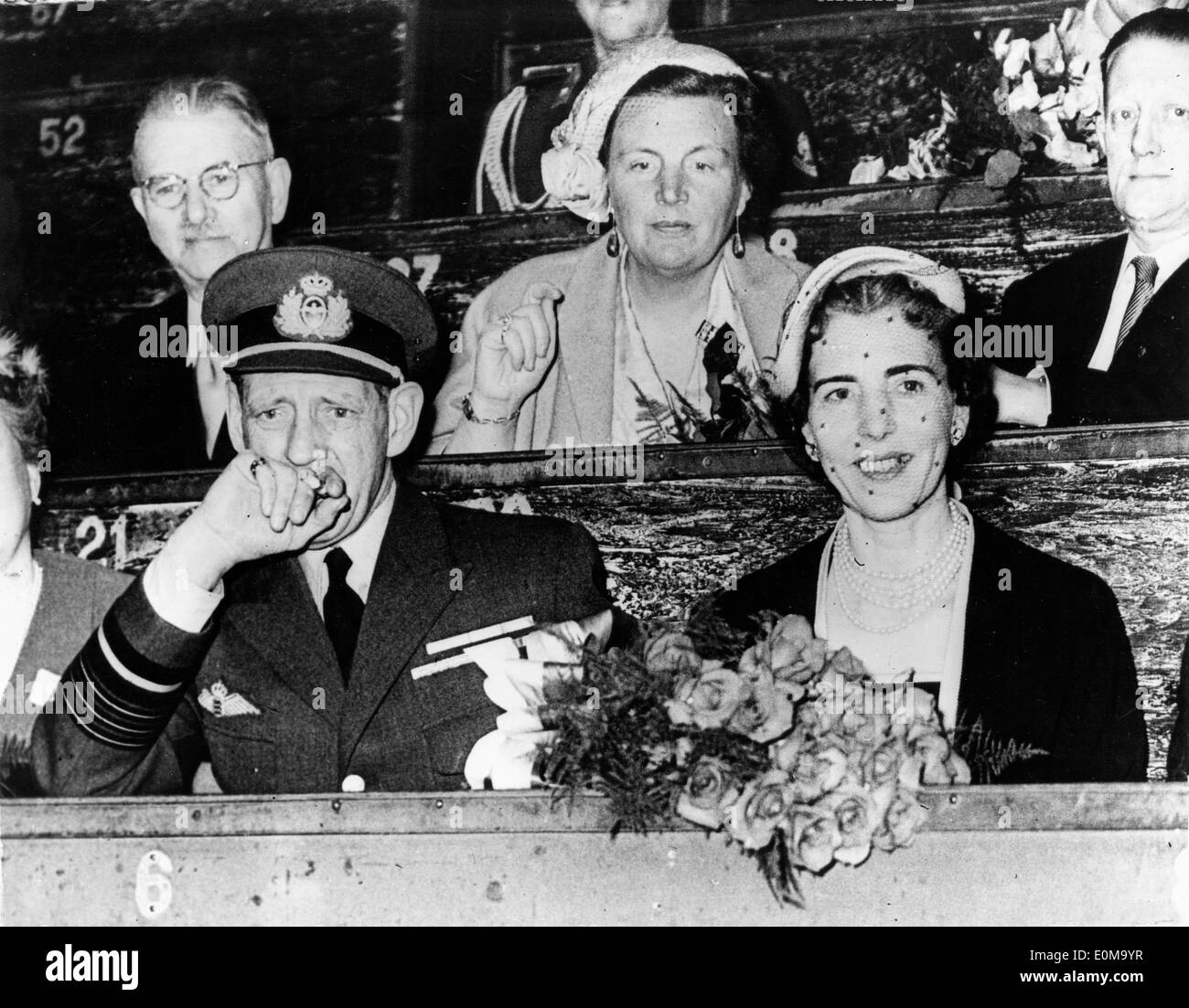 Königin Juliana, Königin Ingrid und König Frederick bei einer Auktion Stockfoto