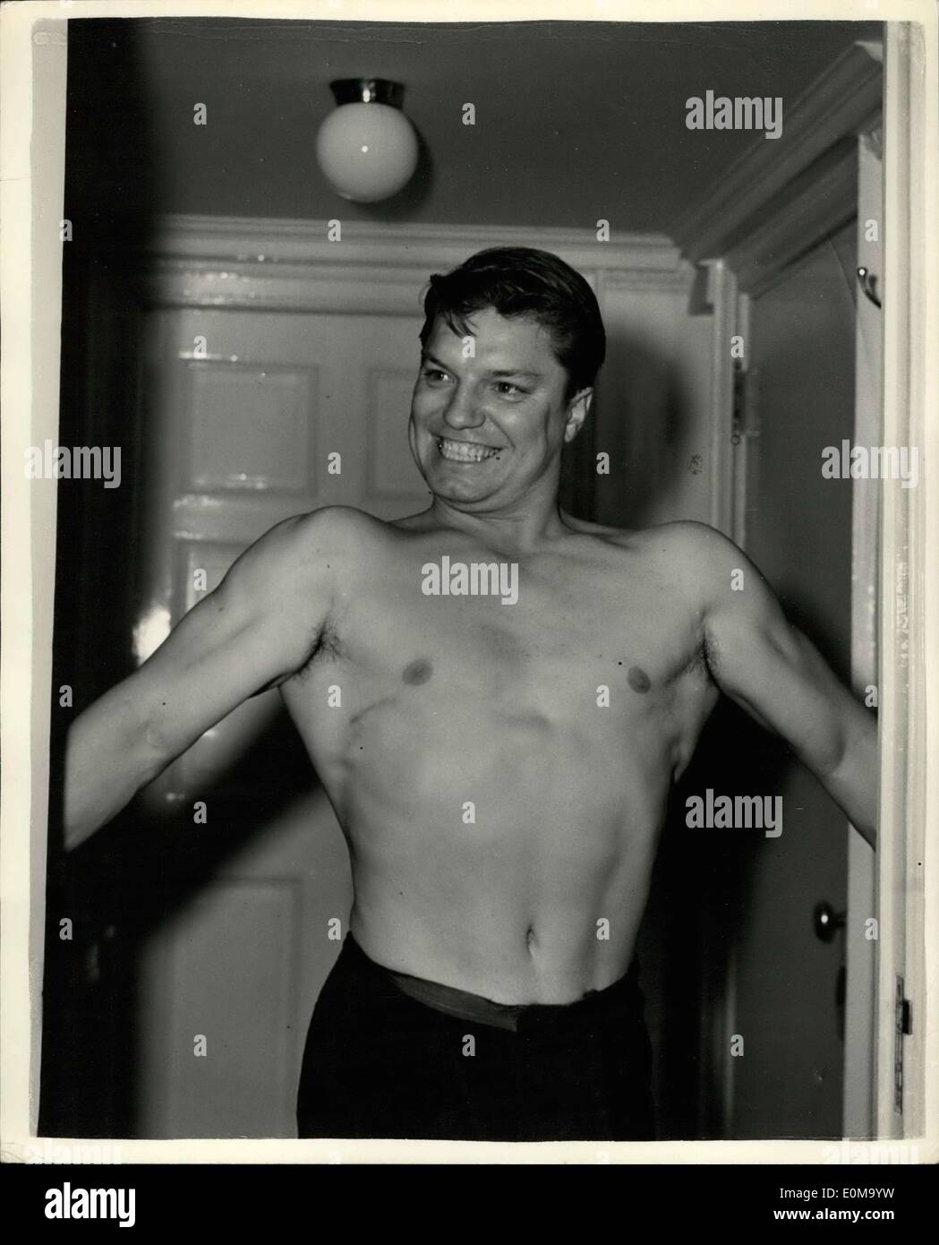 30. April 1954 - Guy Mitchell kommt zurück nach London: Guy Mitchell war die amerikanische Sängerin Cowboy Songs - wer ist hier für eine provinzielle Tour - im Savoy Hotel heute Nachmittag gesehen werden. Foto zeigt ganz die "Tough Guy" - Guy Mitchell ist - wie auf der Taille macht er seinen Weg durch ein Tor entfernt - im Savoy heute. Stockfoto