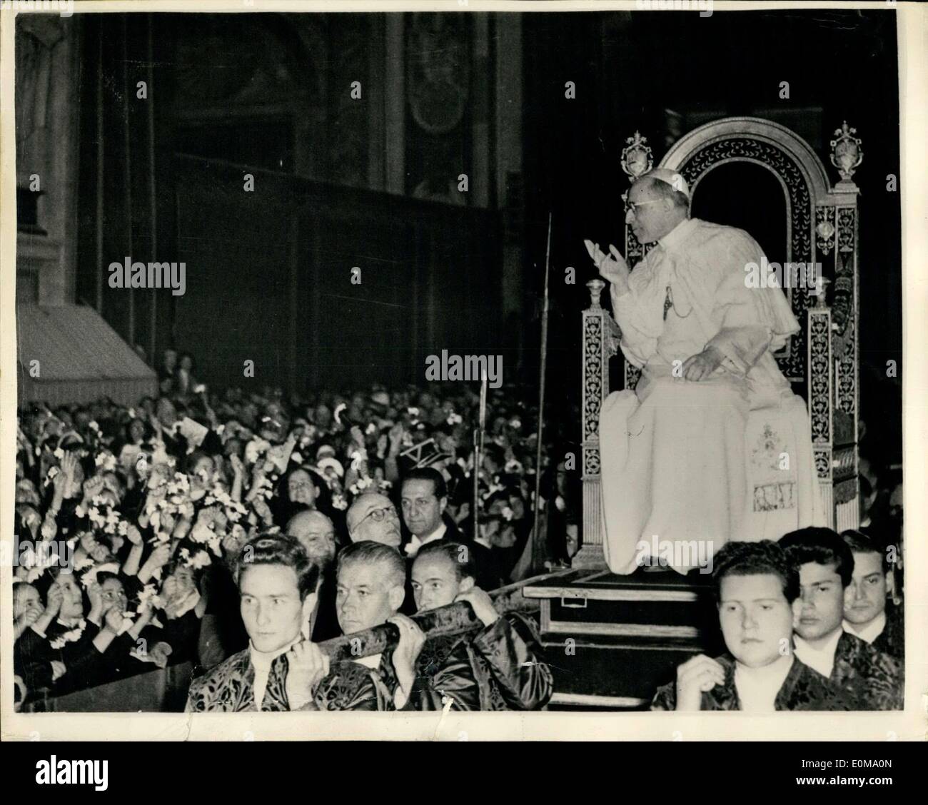 4. Mai 1954 - Papst hält ersten öffentlichen Publikum seit seiner letzten Krankheit: Der Heilige Vater Papst Pius XII seine ersten öffentlichen Publikum seit seiner letzten Krankheit am St.-Petri Dom - gehalten, wenn er 20.000 Kinder von Schulen in ganz Italien empfangen. Foto zeigt, dass der Papst im Zustand bei St.-Petri Dom - während der Zeremonien getragen wird. Stockfoto