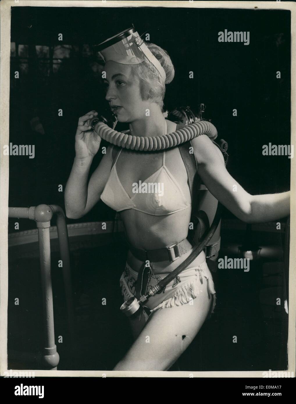 5. Mai 1954 - Jean probiert '' Aqualung'' Unterwasser Tauchen Hilfe: Foto zeigt zwanzig Jahre alt Jean Clark von London gesehen, wie sie eine neue '' Aqualung'' im Werk der Firma Siebe Deutsch & Co., Tolworth Surrey demonstriert. Stockfoto