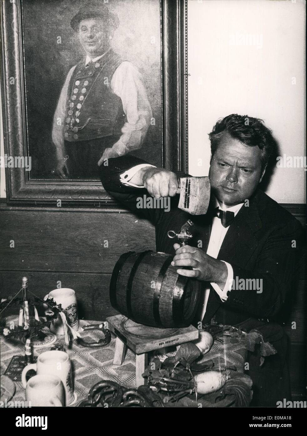 5. Mai 1954 - ein Fass Bier... das Enfant Terrible der Hollywood Orson Welles, tippte im Münchner Bier Inn '''' '' Platzl'' bekannt rund um den Globus, von ihm selbst, nachdem er beendet seinen Film in der Nähe von '' Hofbräuhaus '' zu arbeiten. Ursache seines München-Aufenthaltes ist seine neueste Bild '' Mr Arkadin'', in dem Marlene Dietrich selbst eine Mainpart spielt. Die Münchner Bier schmeckte Orson Welles sehr gut. In der Tat könnte nicht sein ein original Münchner Essen ohne '' Breze '' und '' Radi'' Stockfoto