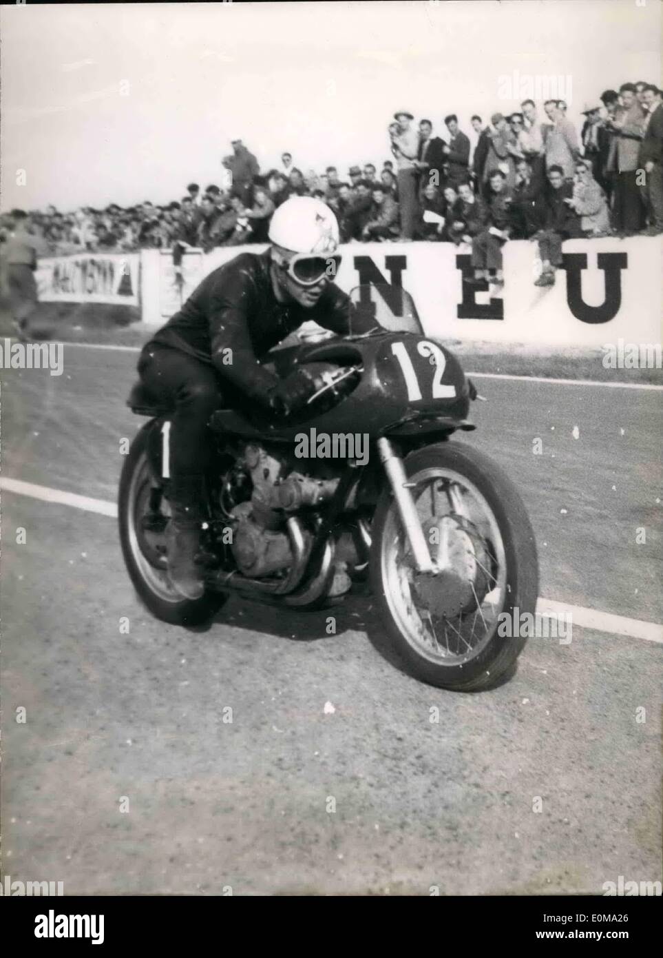 5. Mai 1954 - Motorradmeisterschaften in Rheims: Der Franzose Pierre Monneret, der eine GIERA 500 fährt, fährt gestern in Rheims zum Sieg beim Grand Prix de France. Stockfoto