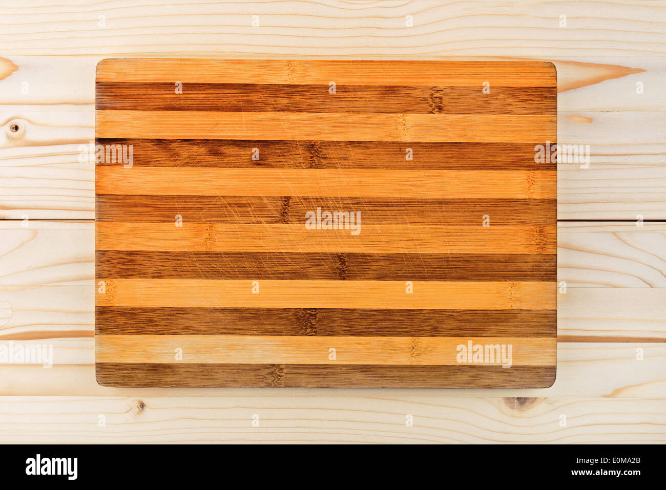 Butcher-Block schneiden und hacken Holzbrett als Hintergrund getragen. Holzstruktur. Stockfoto