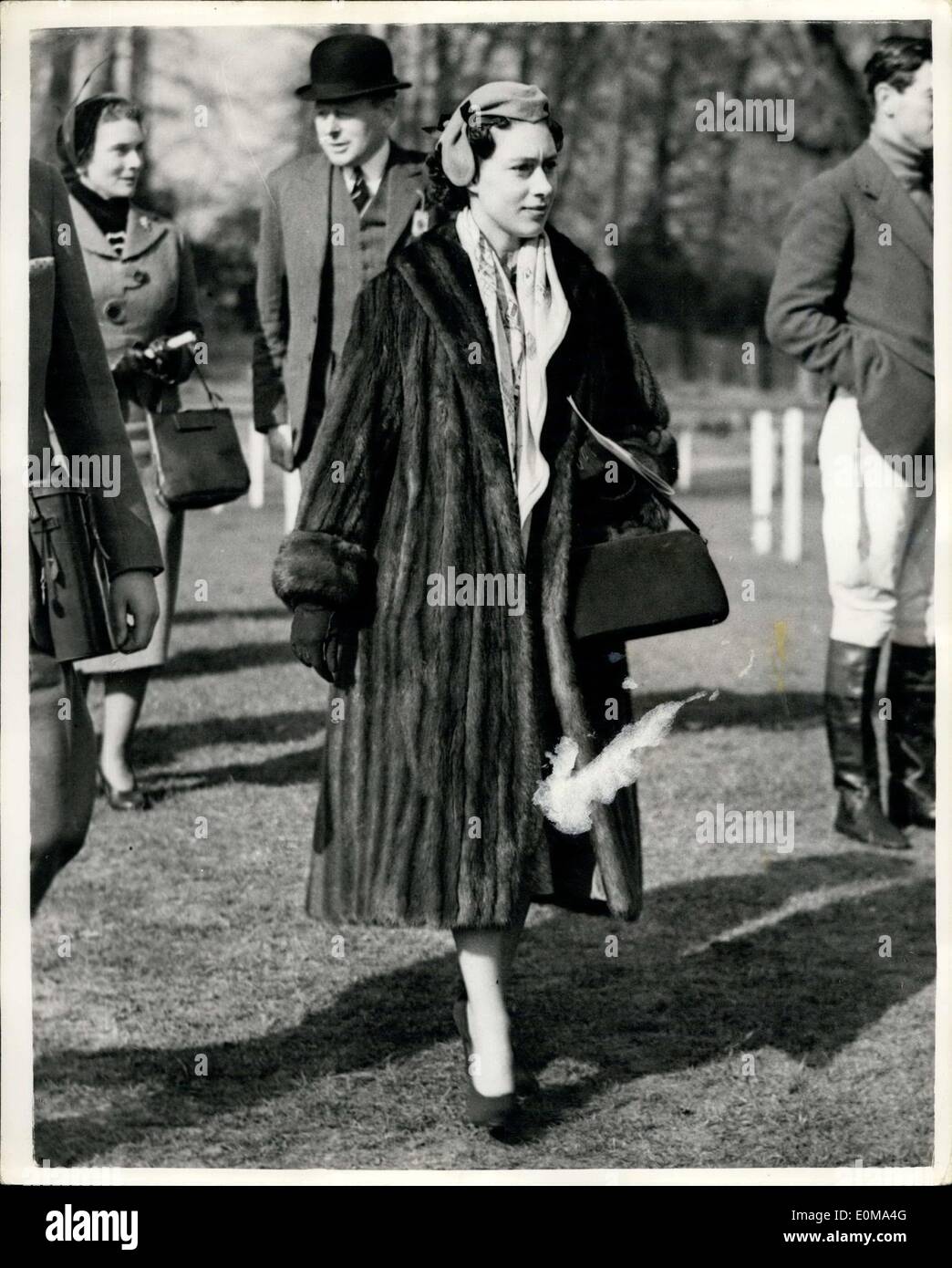 12. März 1954 - Prinzessin Margaret besucht die Sandown Park Rennen - Keystone Foto zeigt: - Prinzessin Margaret Seen als She-Spaziergänge in den Paddock - wenn sie besuchte die Rennveranstaltung in Sandown Park heute Nachmittag. Stockfoto