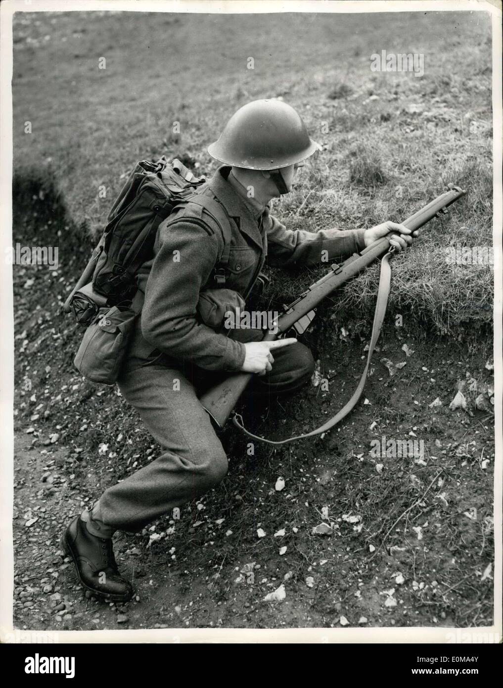 15. März 1954 - Tests Armee Kleidung - Ministry Of Supply-Chatham: Foto zeigt neue leichtes Gurtzeug-Ausrüstung für die Durchführung Stockfoto