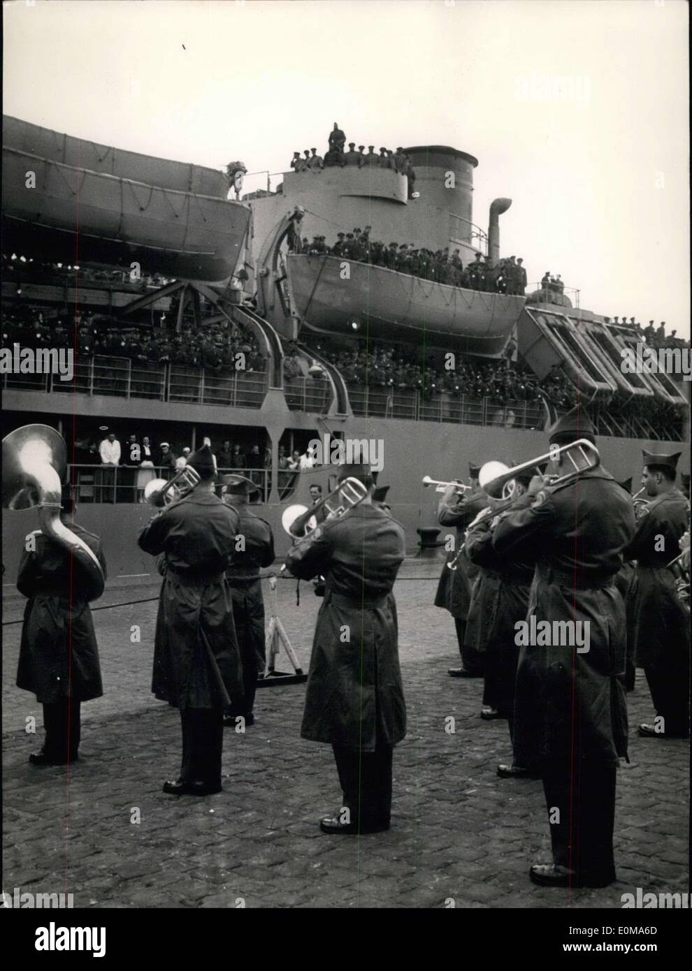 20. März 1954 - Geheimwaffe kommt nach Deutschland: das persönliche des ersten Piloten weniger Bomber Geschwader das Übersee gesendet werden soll am Samstag, dem 20. März in Bremerhaven, Deutschland kamen. Der Pilot werden weniger p-16-Matador-Bomber zur Stärkung der Verteidigung Westeuropas. Aber die Bomber wo nicht auf dem gleichen Schiff. Sie werden "in den nächsten 30 Tagen '' nach Bremerhaven kommen. Bild zeigt die Ankunft des Geschwaders auf der Columbus-Quai in Bremerhaven. Stockfoto