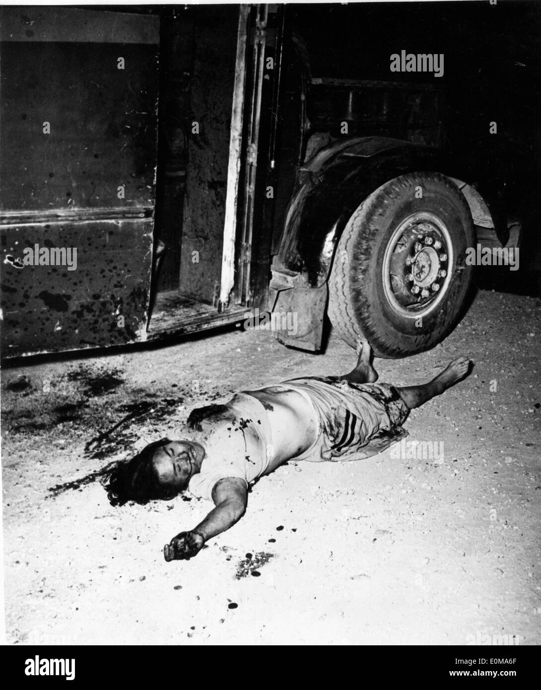 20. März 1954; Jerusalem, Israel; Eines der elf Opfer liegen neben den Bus nach einem Angriff durch die organisierten arabischen Kraft. Stockfoto